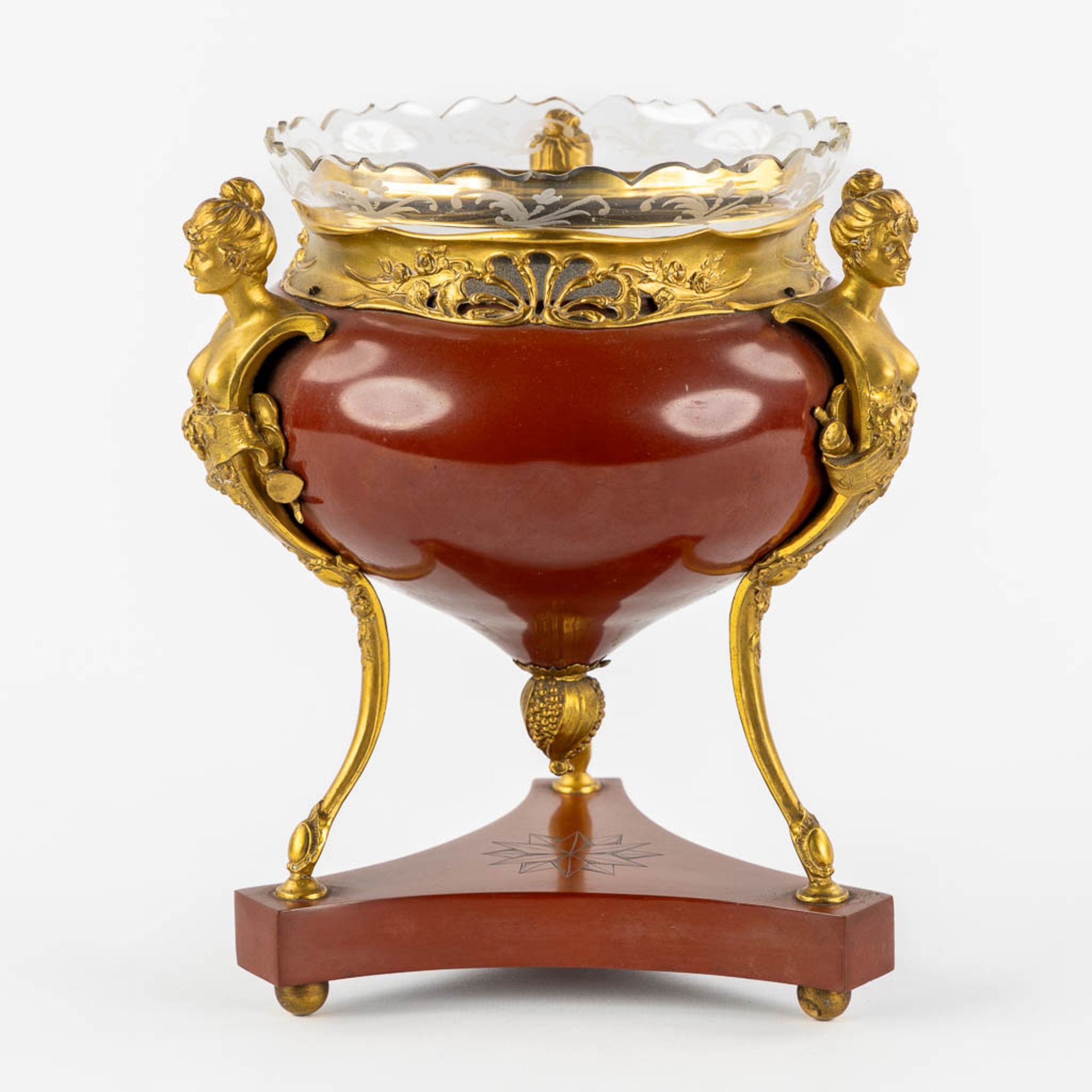A Table Centerpiece on high feet, gilt and red lacquered bronze in a transitional style. With an etc - Bild 6 aus 12