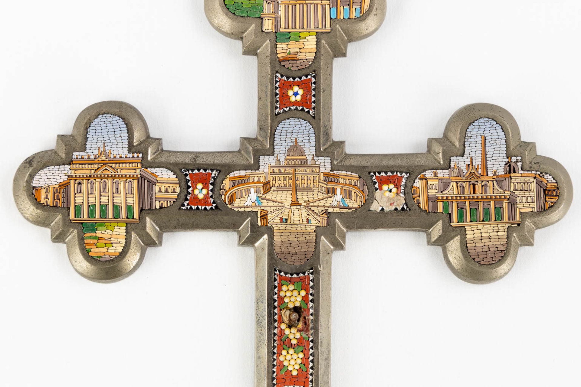 A large crucifix with micromosaic scènes of Italian monuments. Circa 1900. (W:18 x H:30,5 cm) - Image 4 of 7