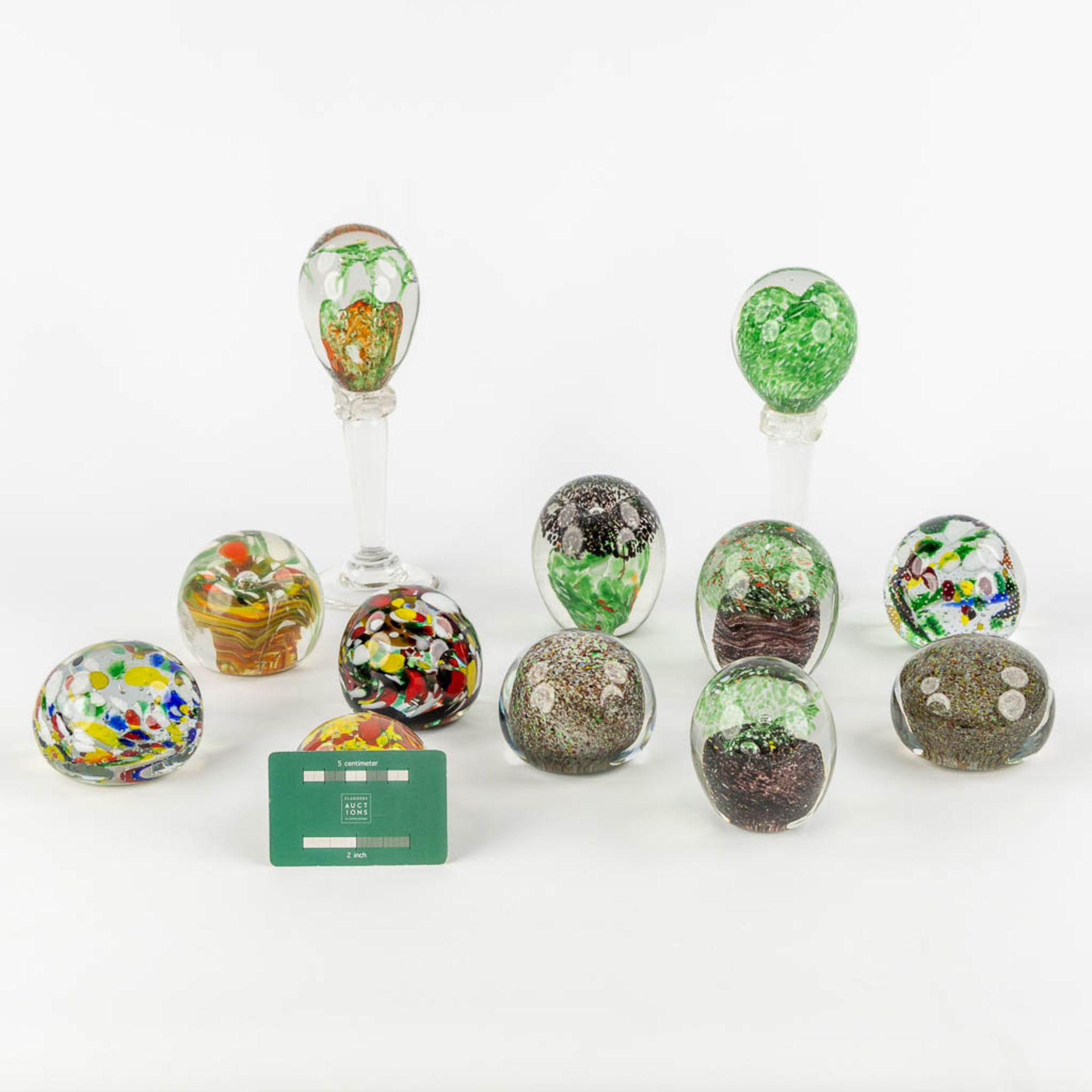 A large collection of 23 glass paperweights, Murano, Italy. (H:22,5 cm) - Bild 8 aus 17