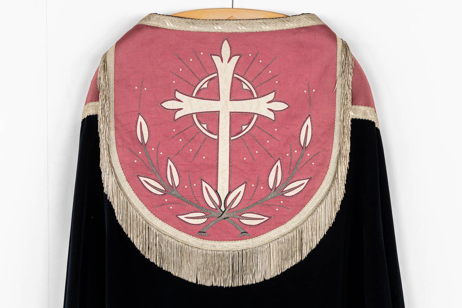 A matching set with a Cope, Dalmatics, Roman Chasuble, Stola, Maniple, Bursa and veil. Thick silver - Image 4 of 25