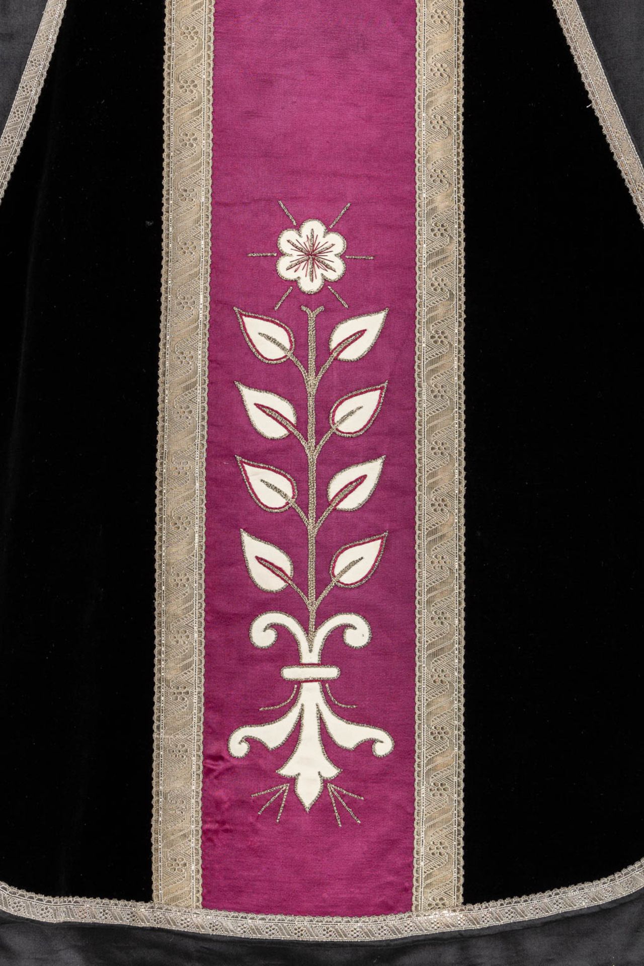 A matching set with a Cope, Dalmatics, Roman Chasuble, Stola, Maniple, Bursa and veil. Thick silver - Image 21 of 25