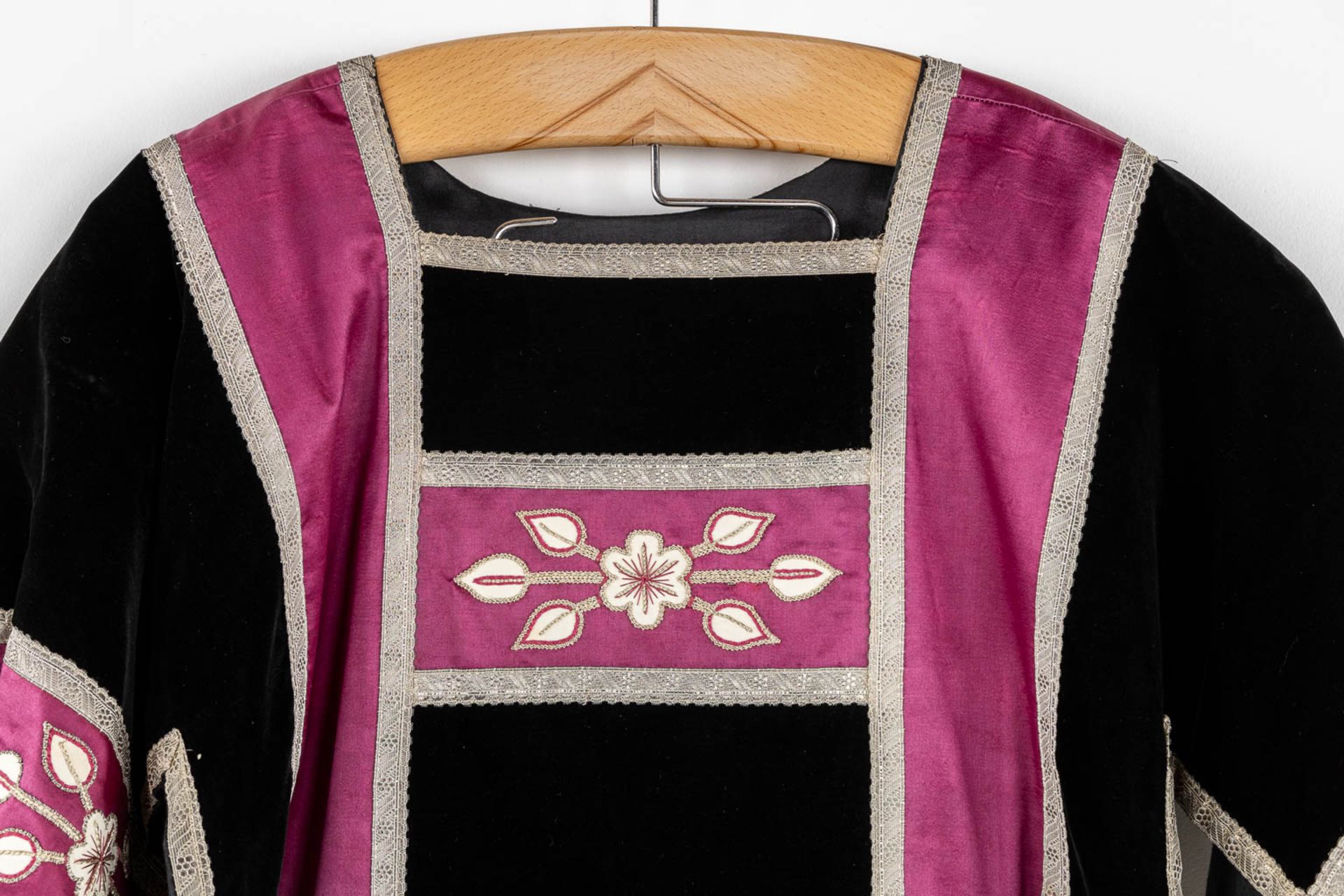 A matching set with a Cope, Dalmatics, Roman Chasuble, Stola, Maniple, Bursa and veil. Thick silver - Image 9 of 25