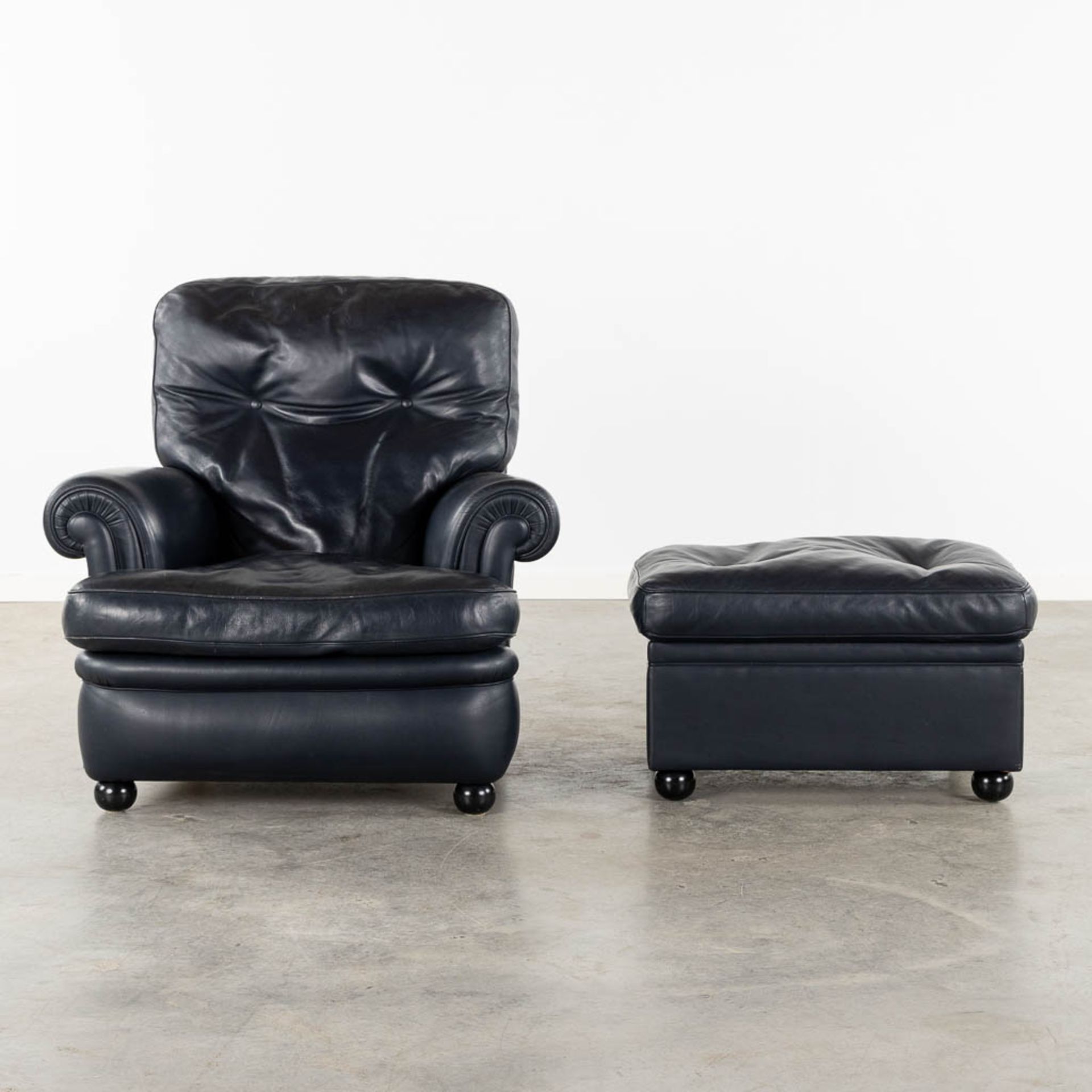 Poltrona Frau, a leather relaxing chair and matching ottoman. (L:90 x W:90 x H:88 cm) - Bild 3 aus 16