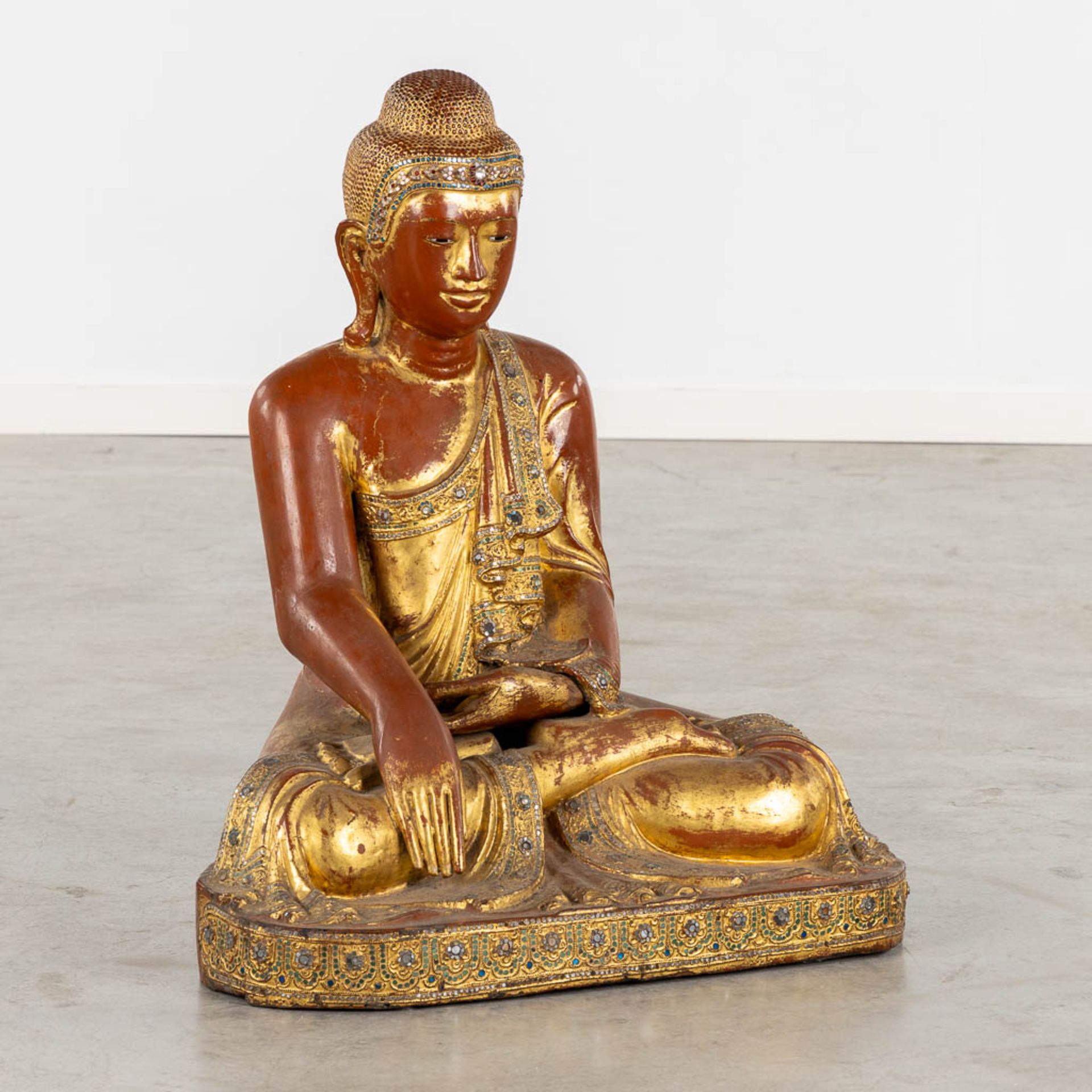 A large wood-sculptured Mandalay Buddha figure, Probably Birma, 19th C. (W:45 x H:72 cm) - Image 3 of 14