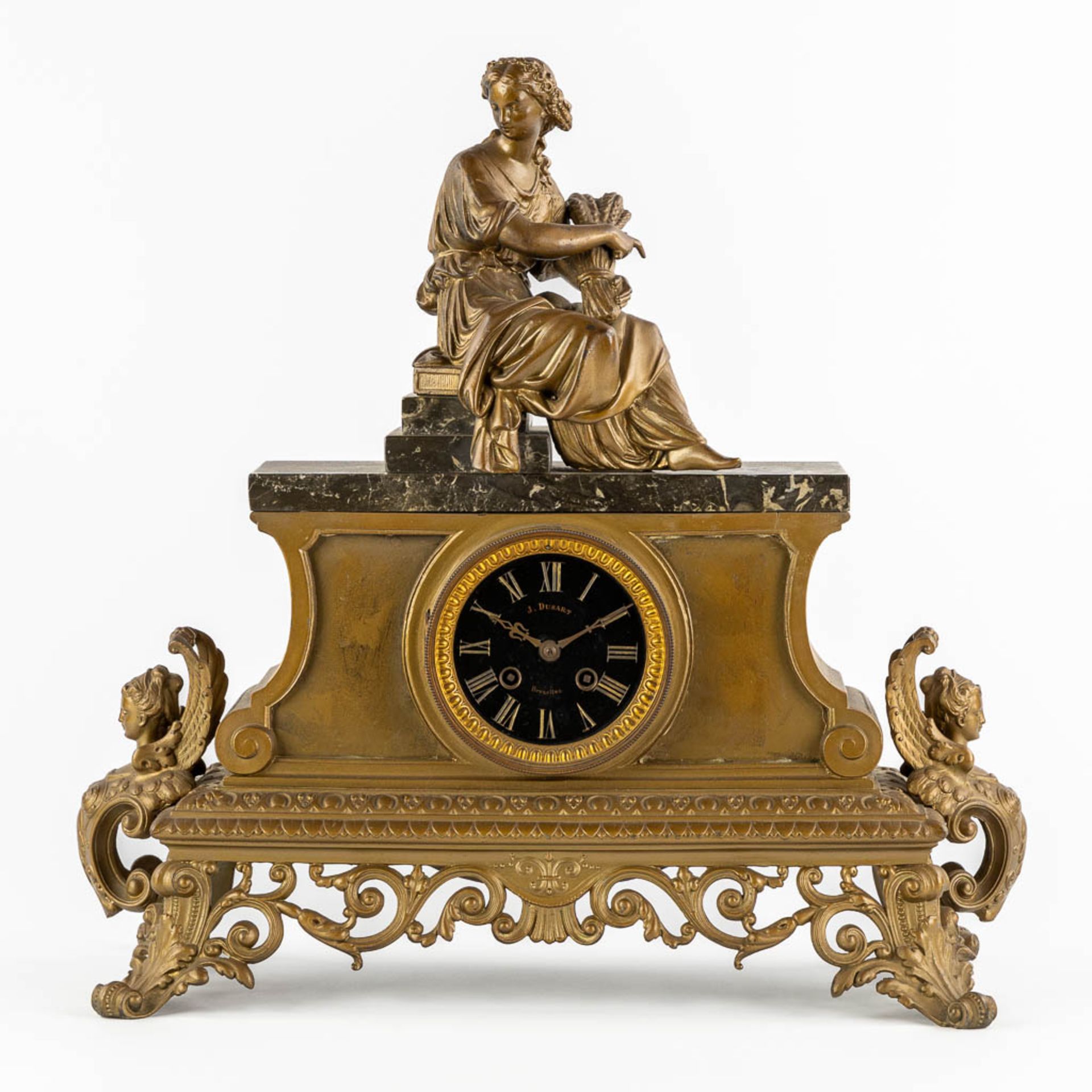 J. Dusart Bruxelles, A mantle clock. Gilt spelter and marble. Circa 1900. (L:20 x W:47 x H:46 cm) - Bild 3 aus 10