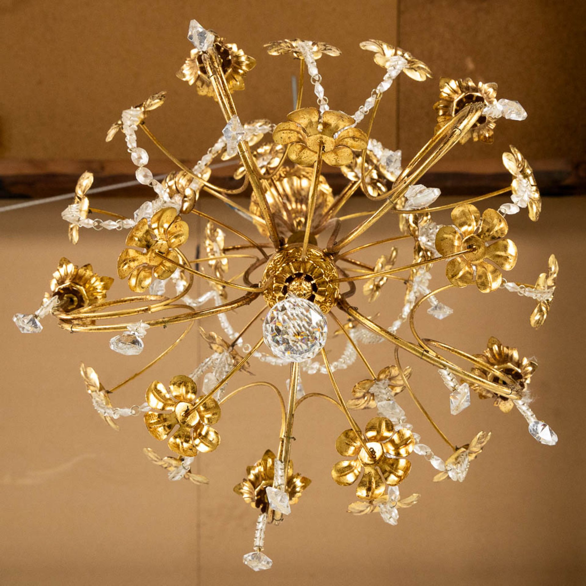 A decorative, floral hall lamp. Brass mounted with glass. 20th C. (H:74 x D:43 cm) - Image 10 of 11