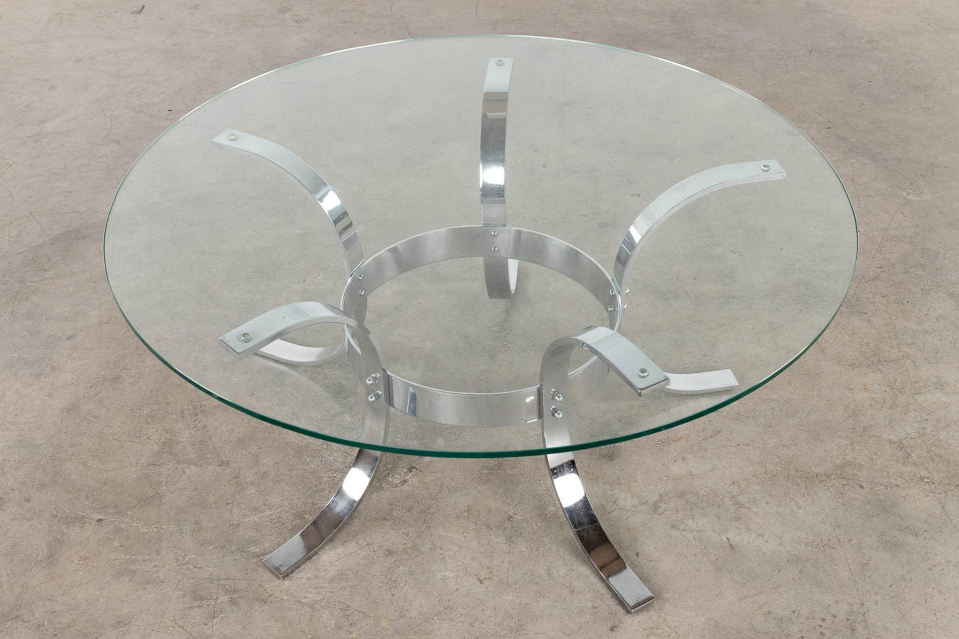 A round coffee table, chrome and glass. Circa 1970-1980. (H:42 x D:100 cm) - Bild 4 aus 6
