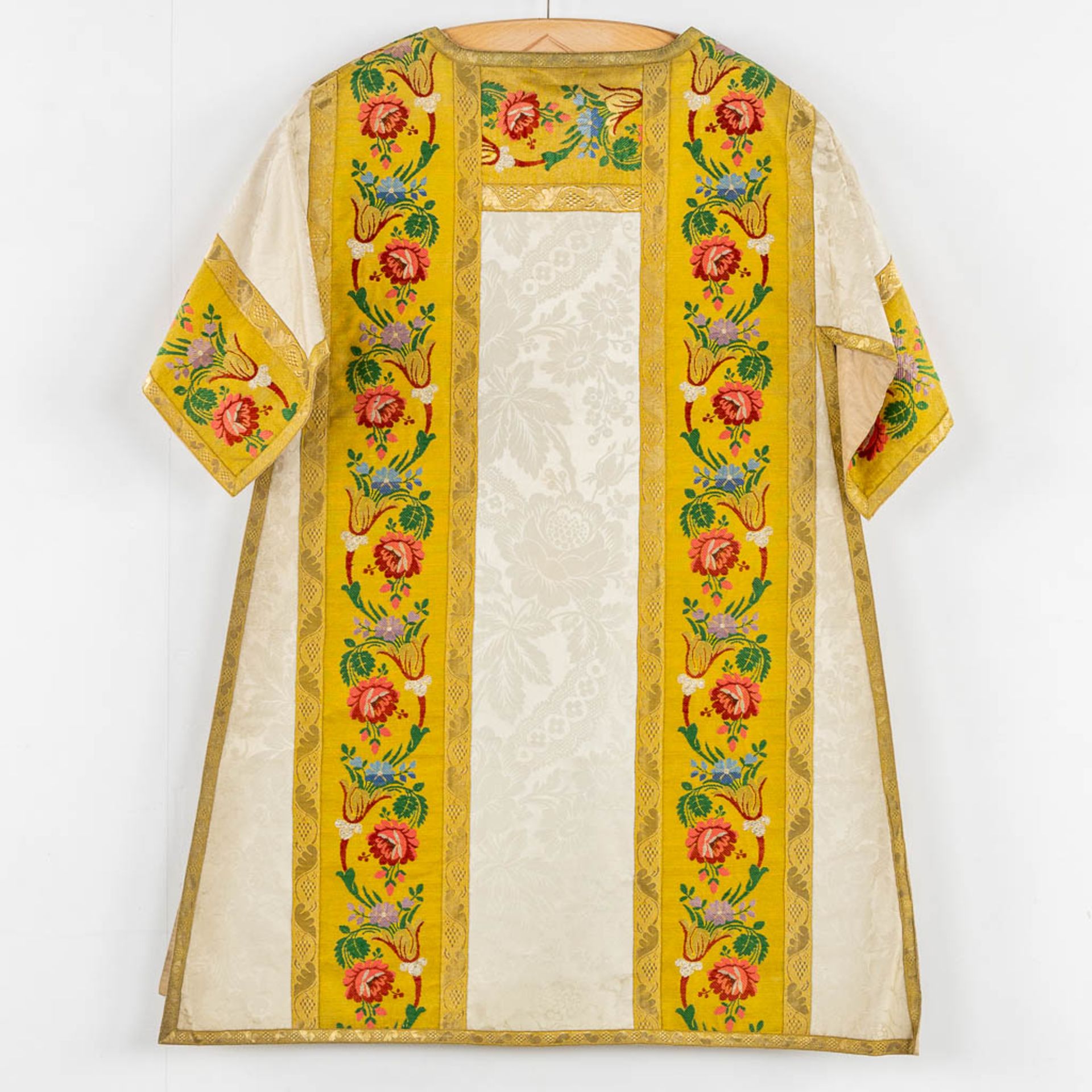 Four Dalmatics and two Roman Chasubles, Embroideries with floral decors. - Bild 21 aus 39
