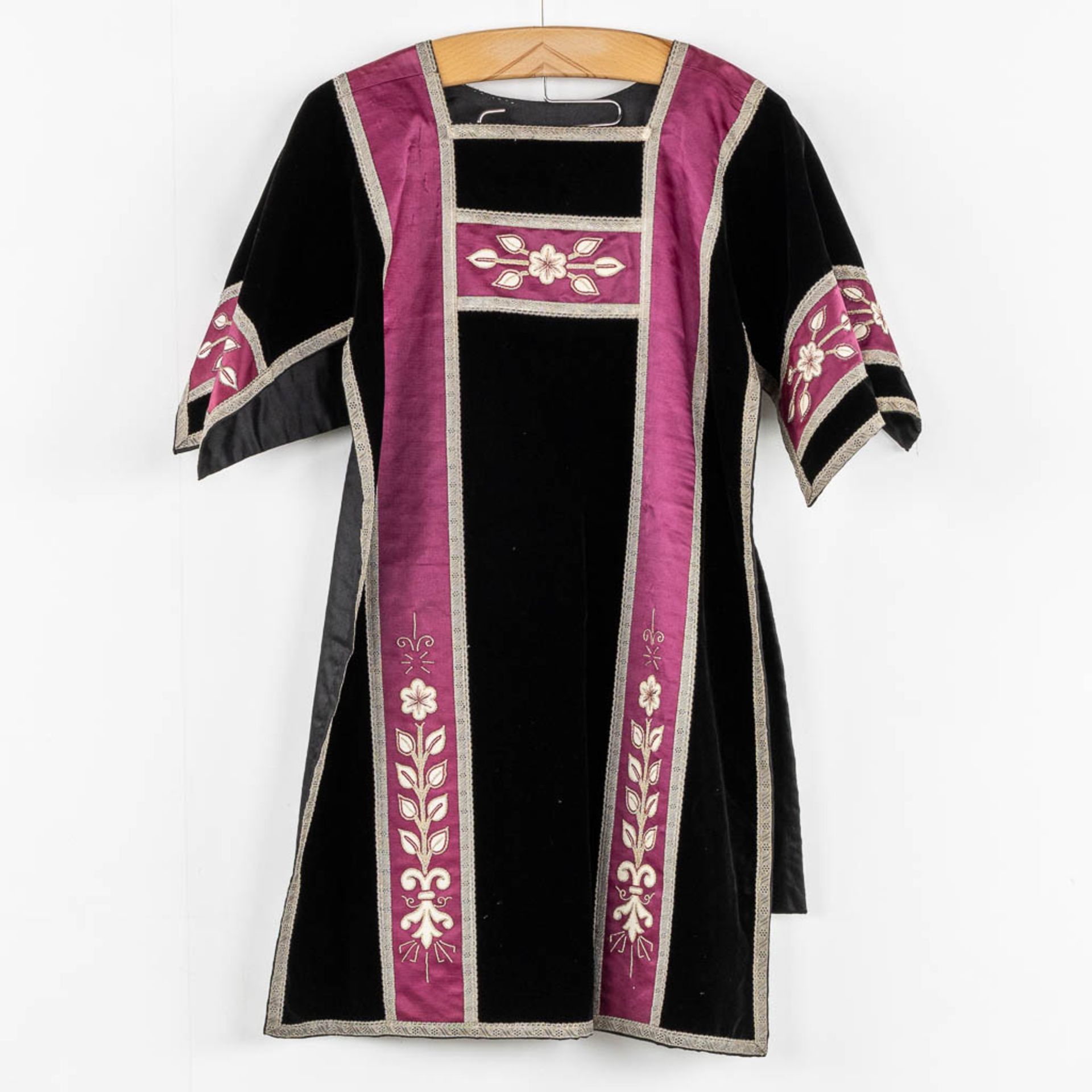 A matching set with a Cope, Dalmatics, Roman Chasuble, Stola, Maniple, Bursa and veil. Thick silver - Image 12 of 25