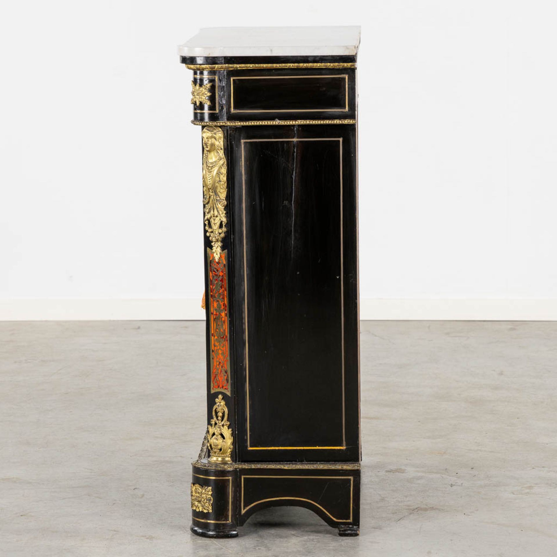 A Boulle inlay one-door cabinet, Napoleon 3. 19th C. (L:38 x W:82 x H:103 cm) - Image 7 of 17