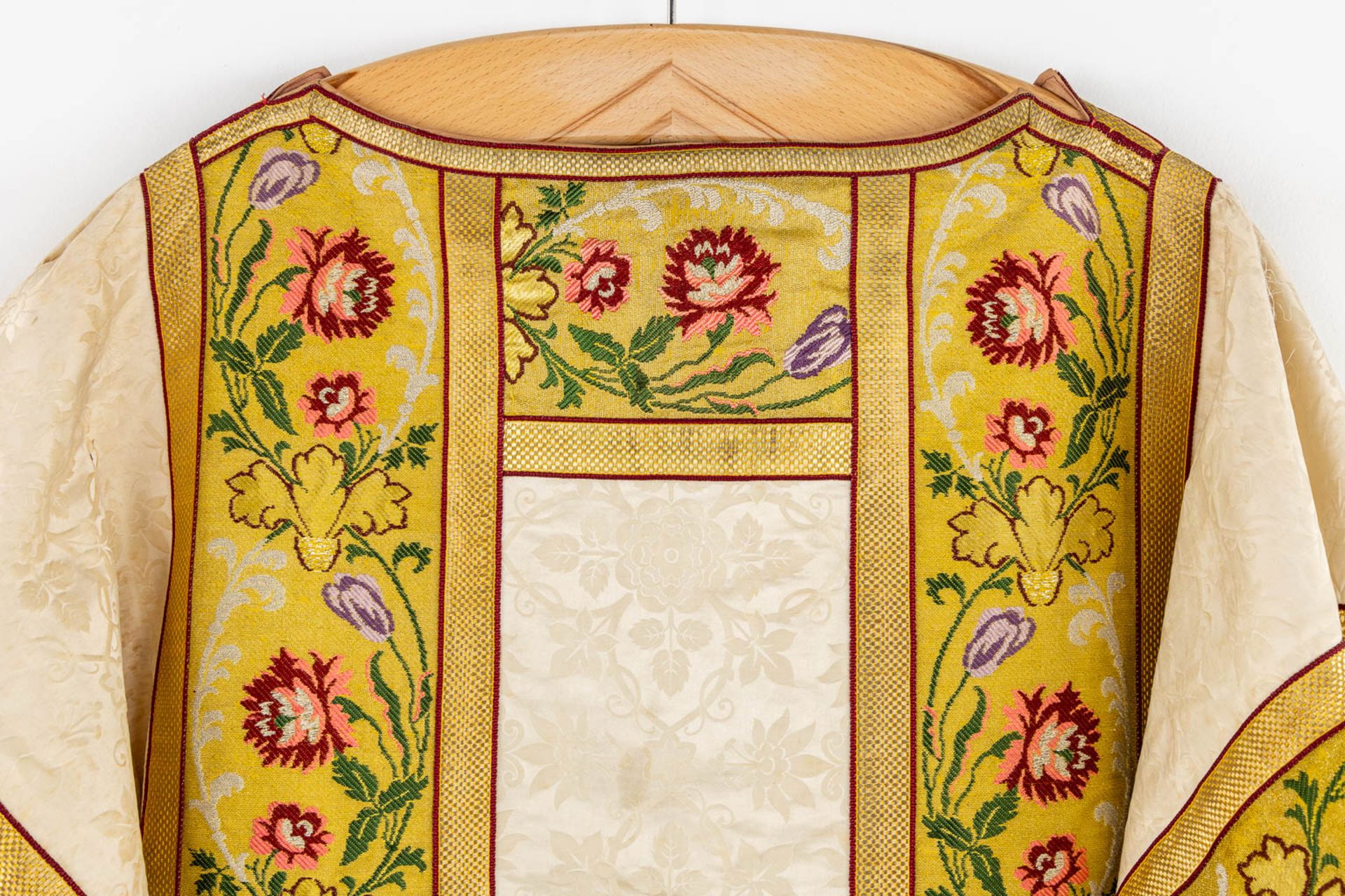 Four Dalmatics and two Roman Chasubles, Embroideries with floral decors. - Bild 4 aus 39