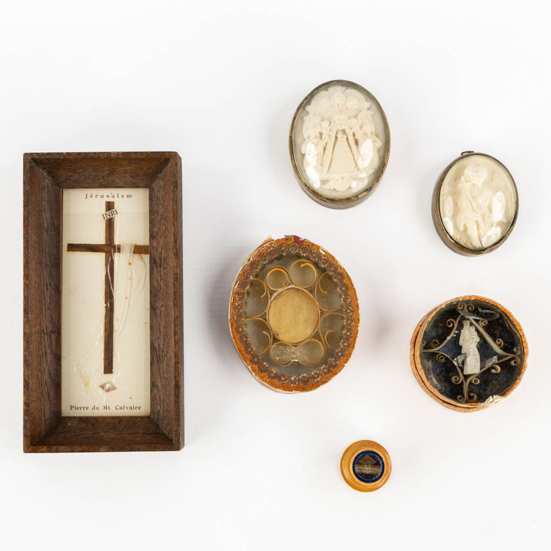 An assembled collection of reliquary items. 19th and 20th C. (W:8 x H:15,5 cm)