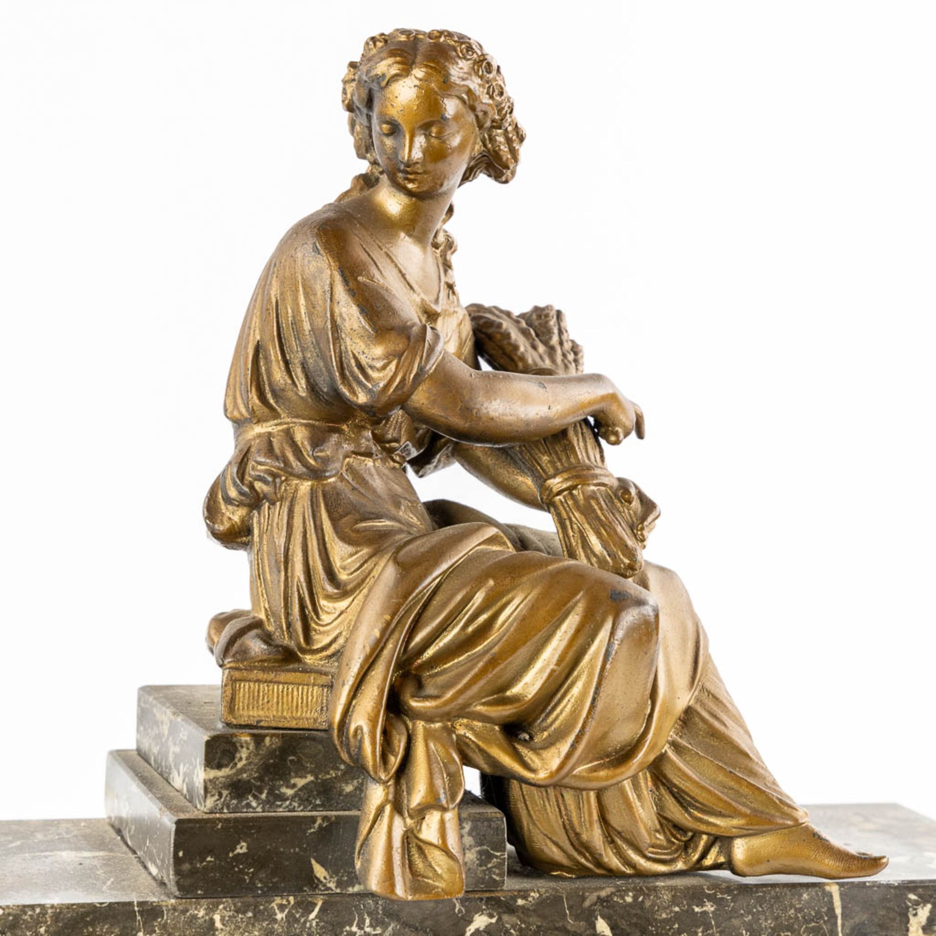 J. Dusart Bruxelles, A mantle clock. Gilt spelter and marble. Circa 1900. (L:20 x W:47 x H:46 cm) - Bild 8 aus 10