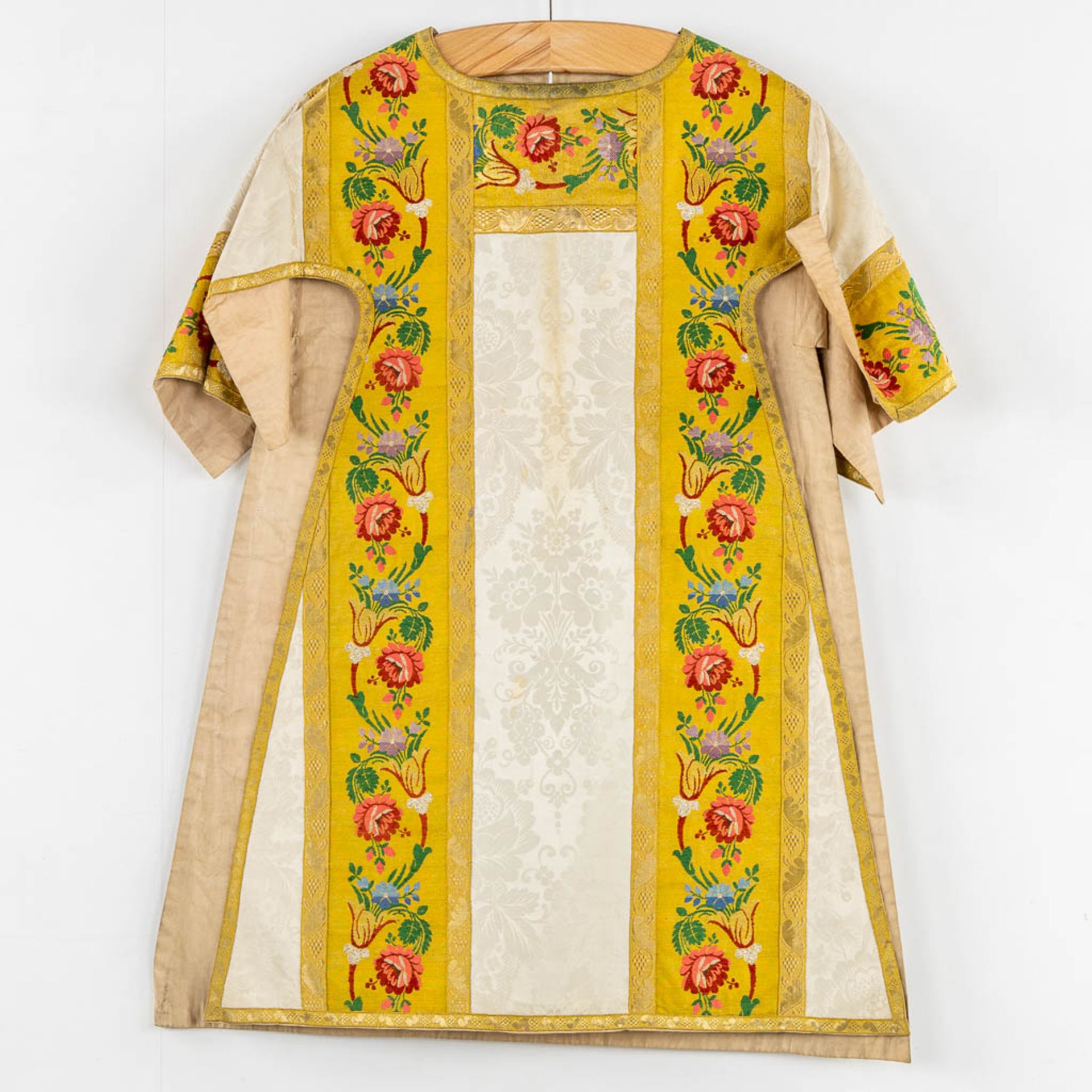 Four Dalmatics and two Roman Chasubles, Embroideries with floral decors. - Bild 28 aus 39