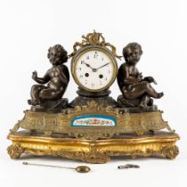 A mantle clock with two putti, patinated and gilt bronze with a Sèvres plaque. Circa 1900. (L:17 x W