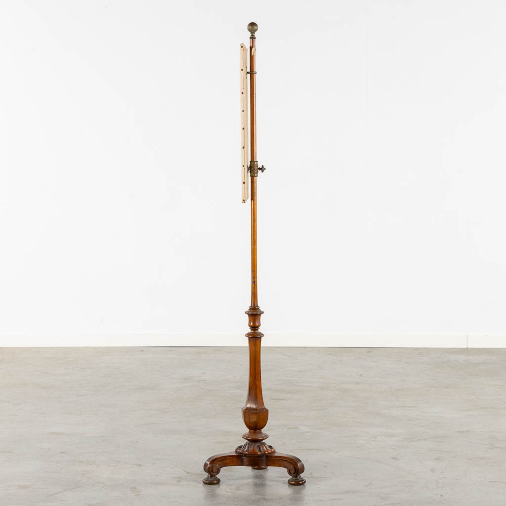 A rare, wood sculptured 'Pole Screen', mahogany and brass. England, 19th C. (L:29 x W:29 x H:148 cm) - Bild 5 aus 9