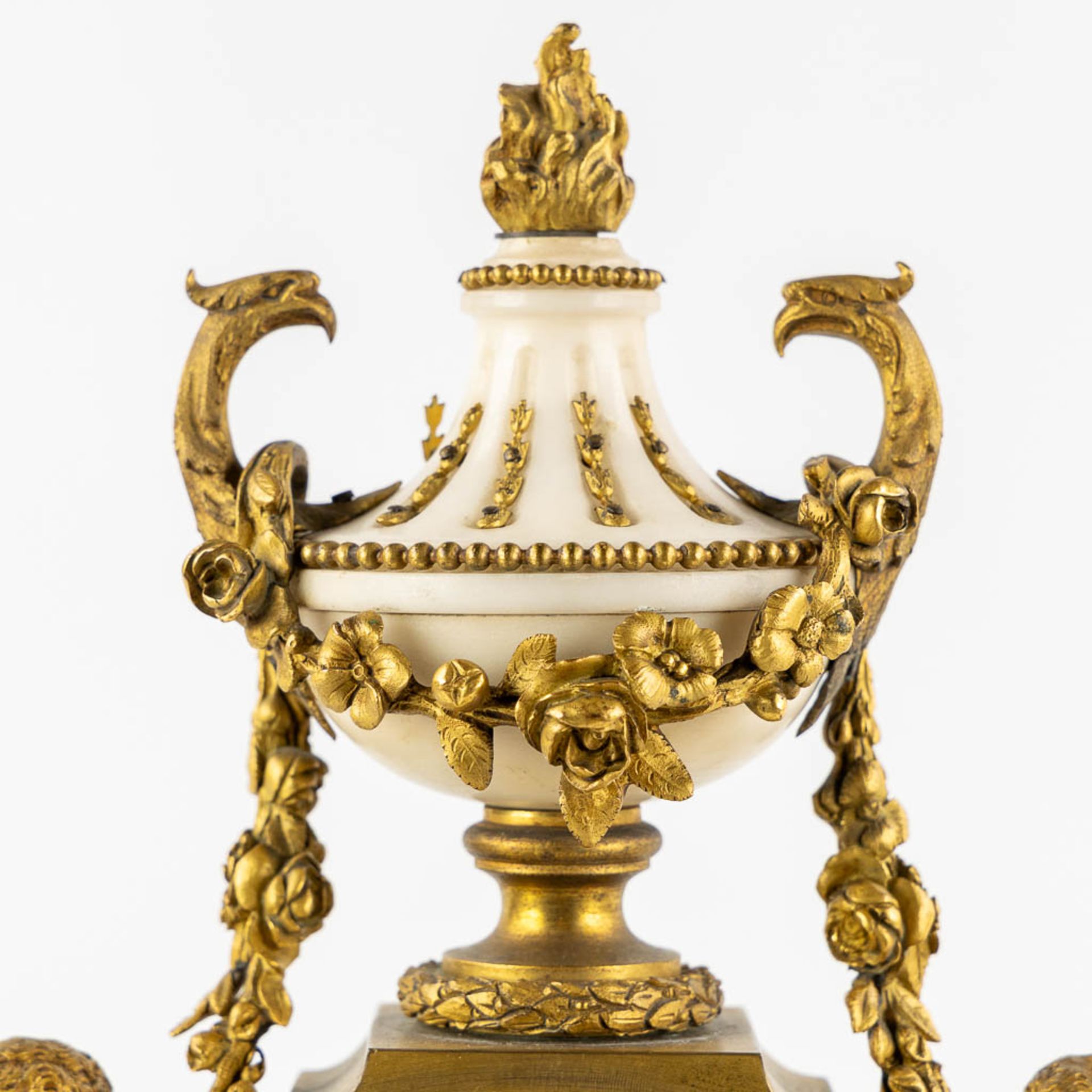 A three-piece mantle garniture clock and cassolettes, Carrara marble mounted with bronze, Louis XVI  - Bild 11 aus 14