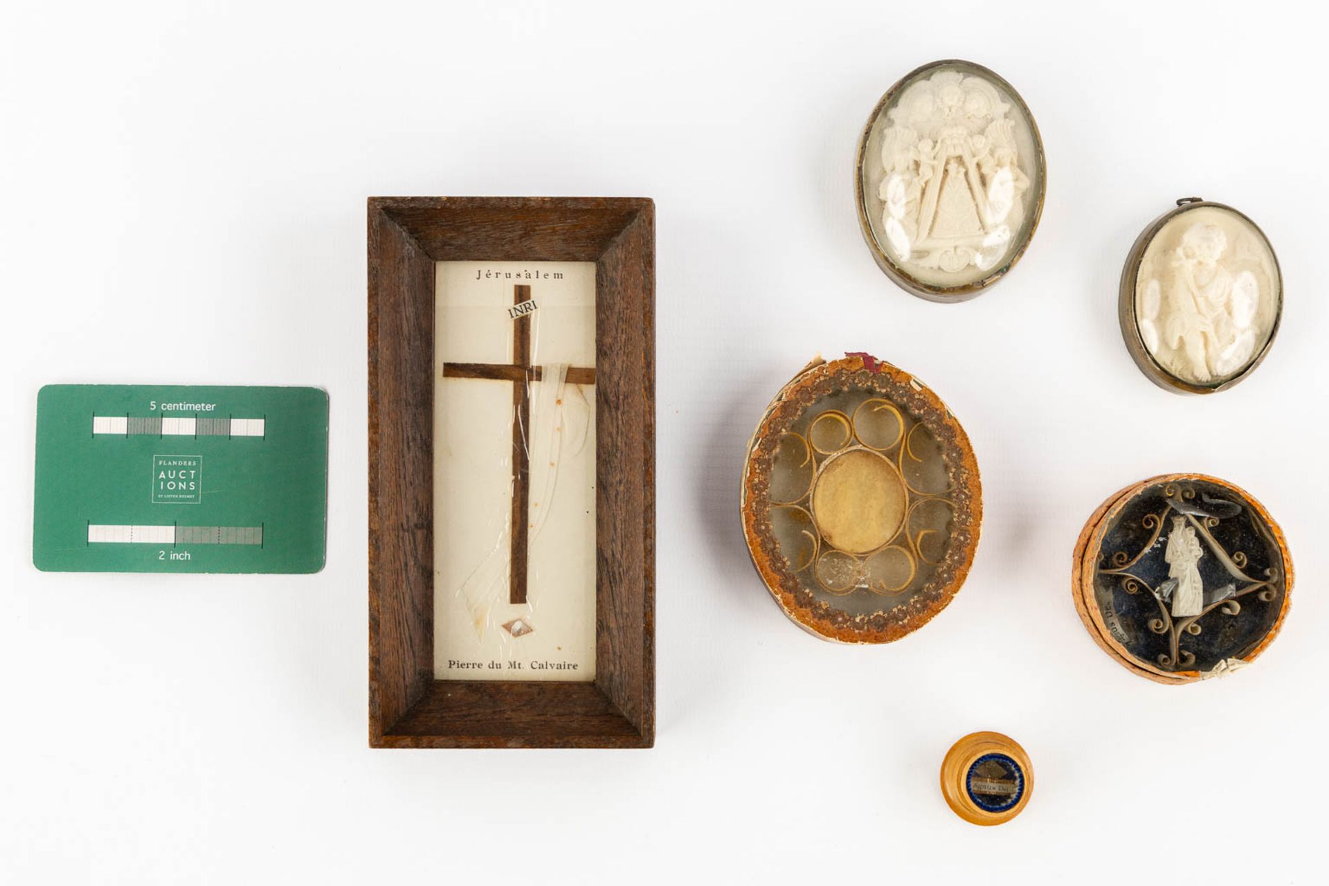 An assembled collection of reliquary items. 19th and 20th C. (W:8 x H:15,5 cm) - Image 2 of 12