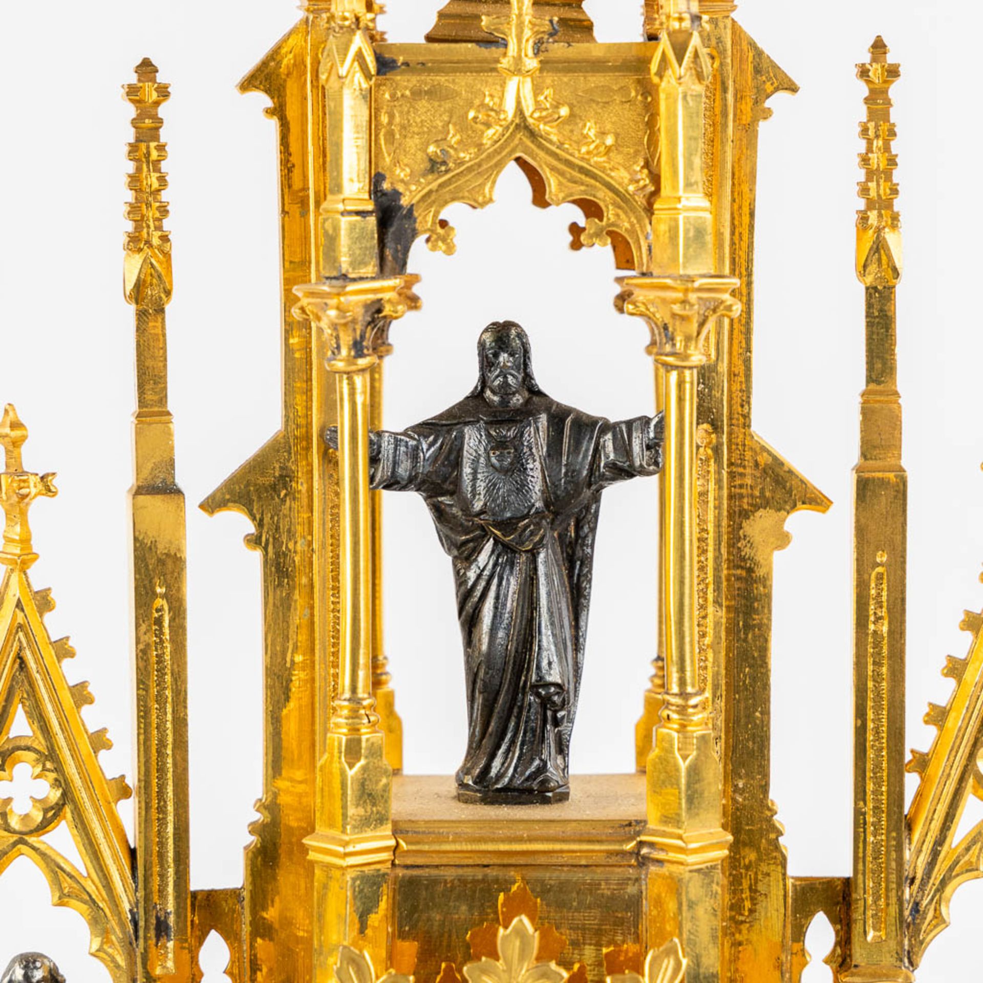 A Tower monstrance, gilt and silver plated brass, Gothic Revival. 19th C. (W:21,5 x H:58 cm) - Image 2 of 22