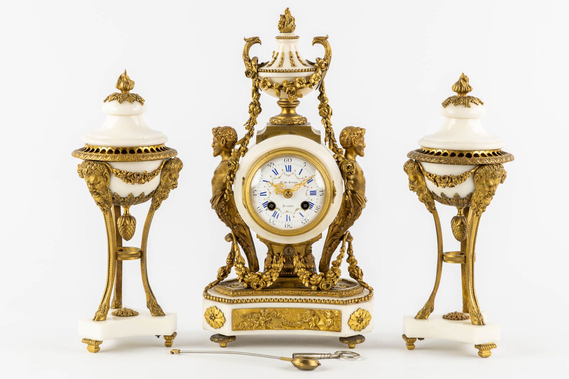 A three-piece mantle garniture clock and cassolettes, Carrara marble mounted with bronze, Louis XVI  - Bild 3 aus 14