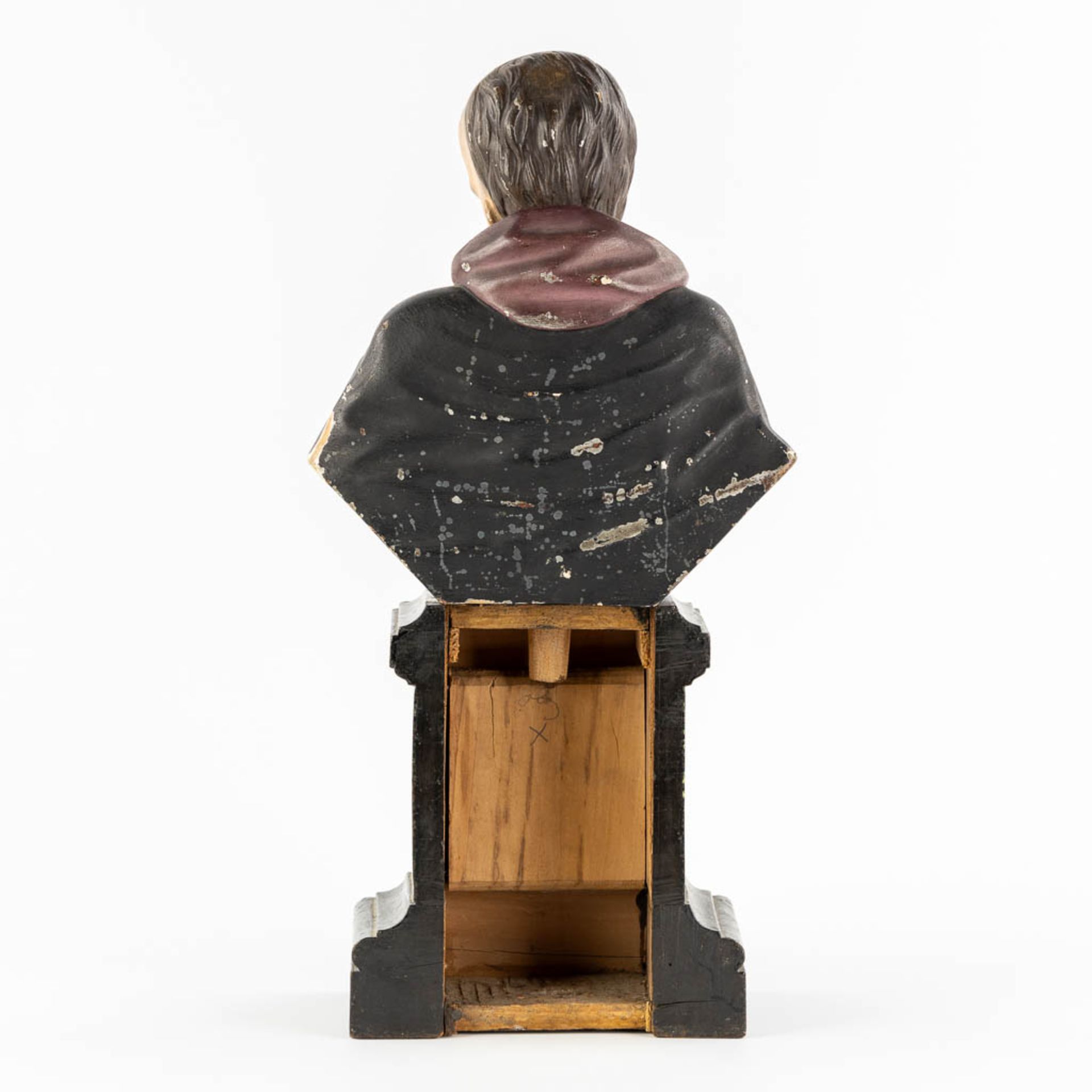 An antique reliquary buste of a saint. Sculptured and patinated wood. 19th C. (L:14 x W:25 x H:50 cm - Bild 5 aus 15