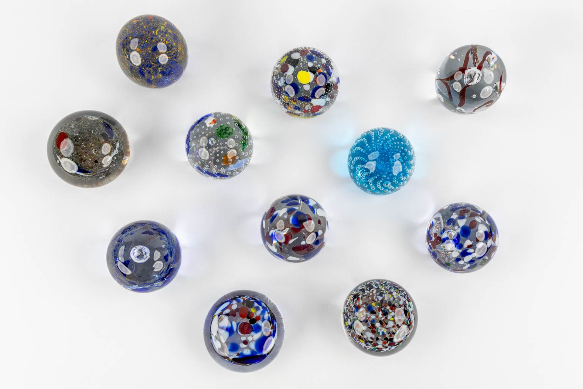 A large collection of 23 glass paperweights, Murano, Italy. (H:22,5 cm) - Bild 4 aus 17