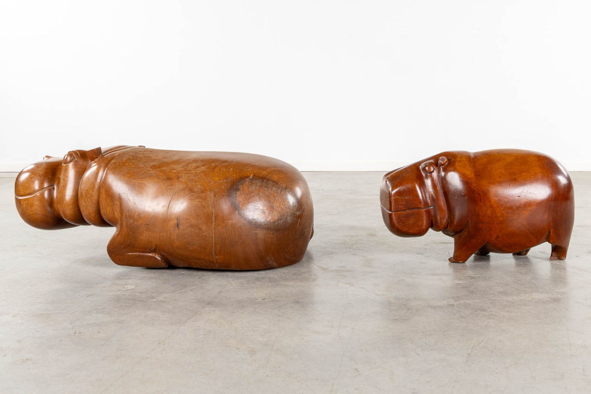 Two benches in the shape of a hippo, sculptured mahogany. (L:50 x W:94 x H:35 cm) - Image 4 of 13