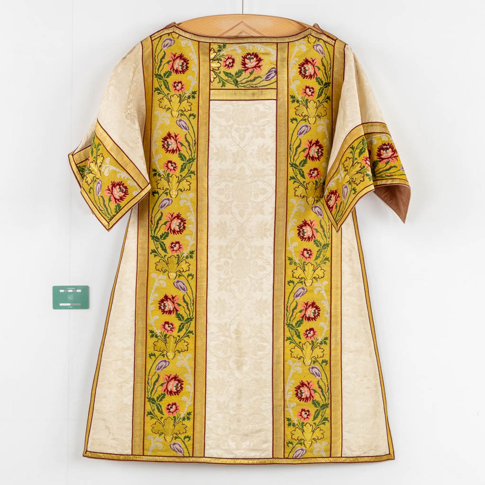 Four Dalmatics and two Roman Chasubles, Embroideries with floral decors. - Bild 2 aus 39