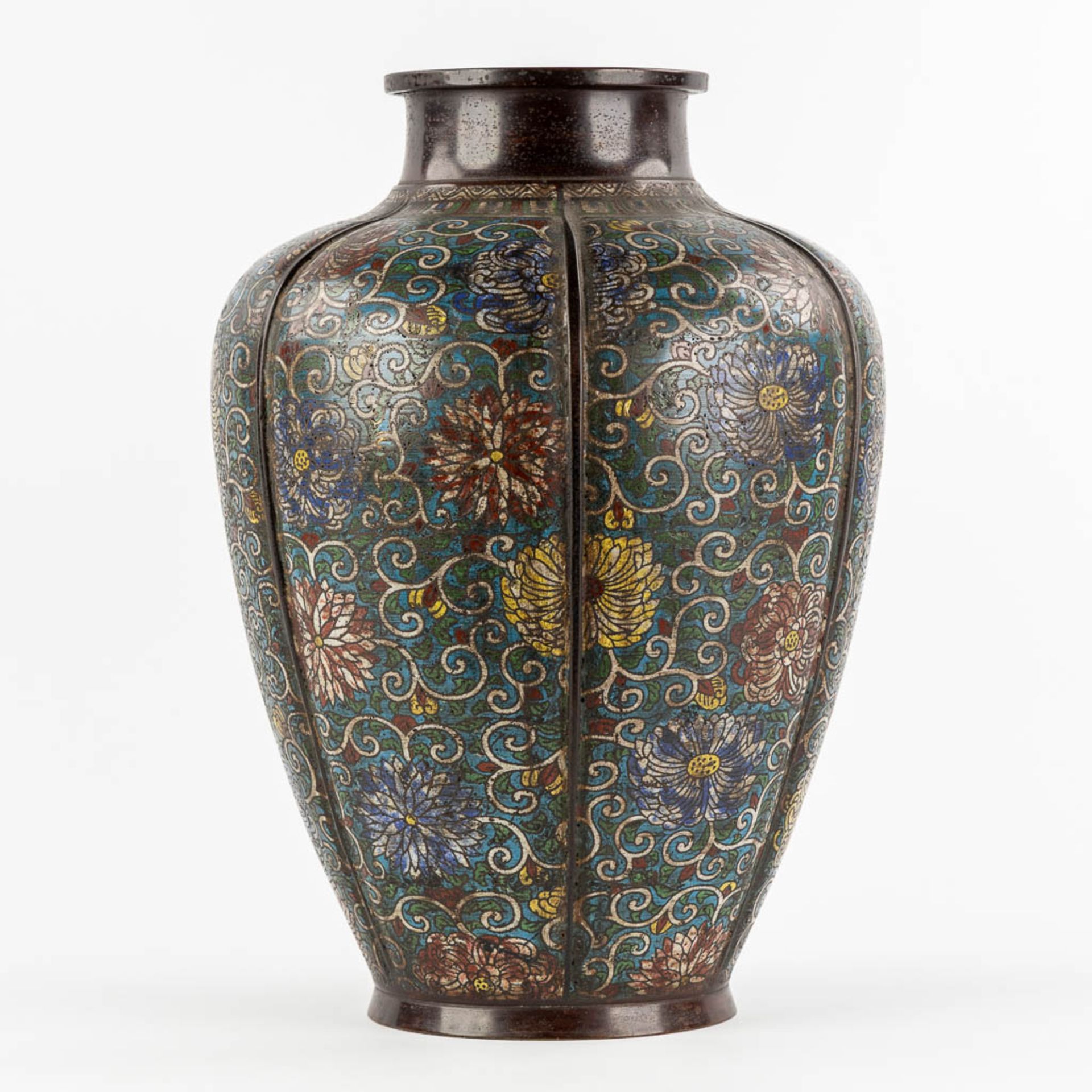 A large and Oriental vase, bronze met een Champsleve decor. (H:45 x D:32 cm) - Image 3 of 11