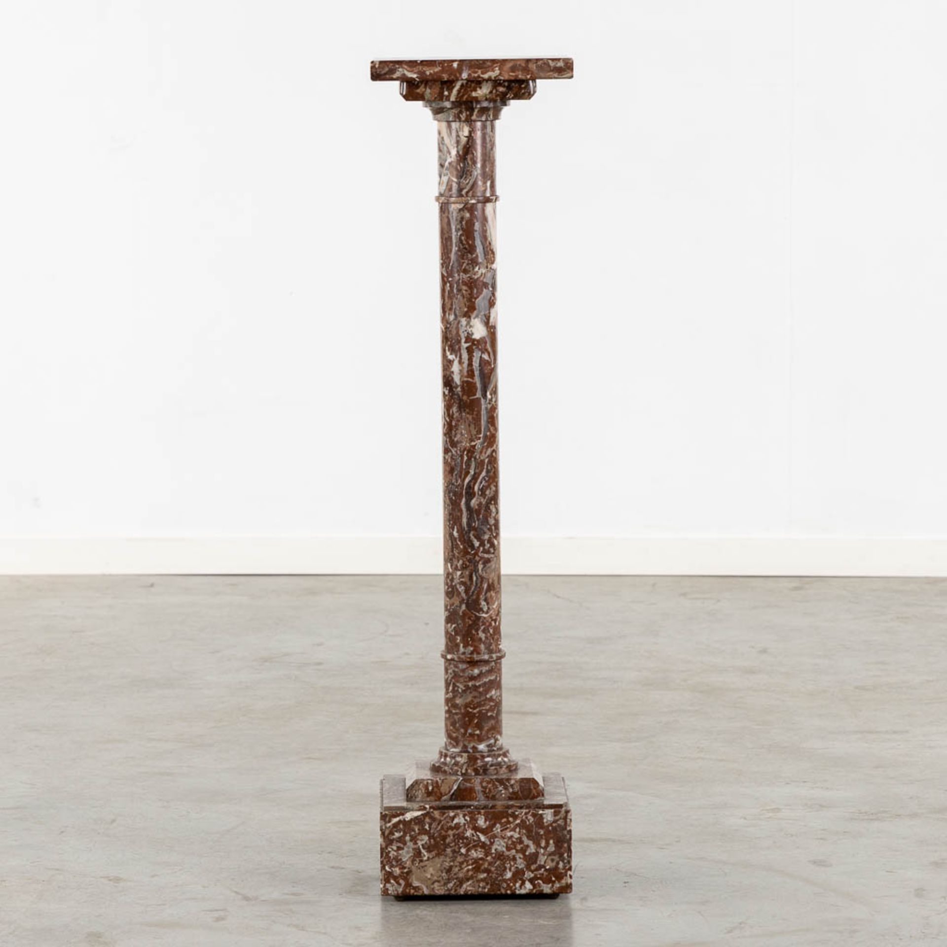 An elegant red marble pedestal with a revolving top. Circa 1900. (L:23 x W:23 x H:101 cm) - Image 4 of 11