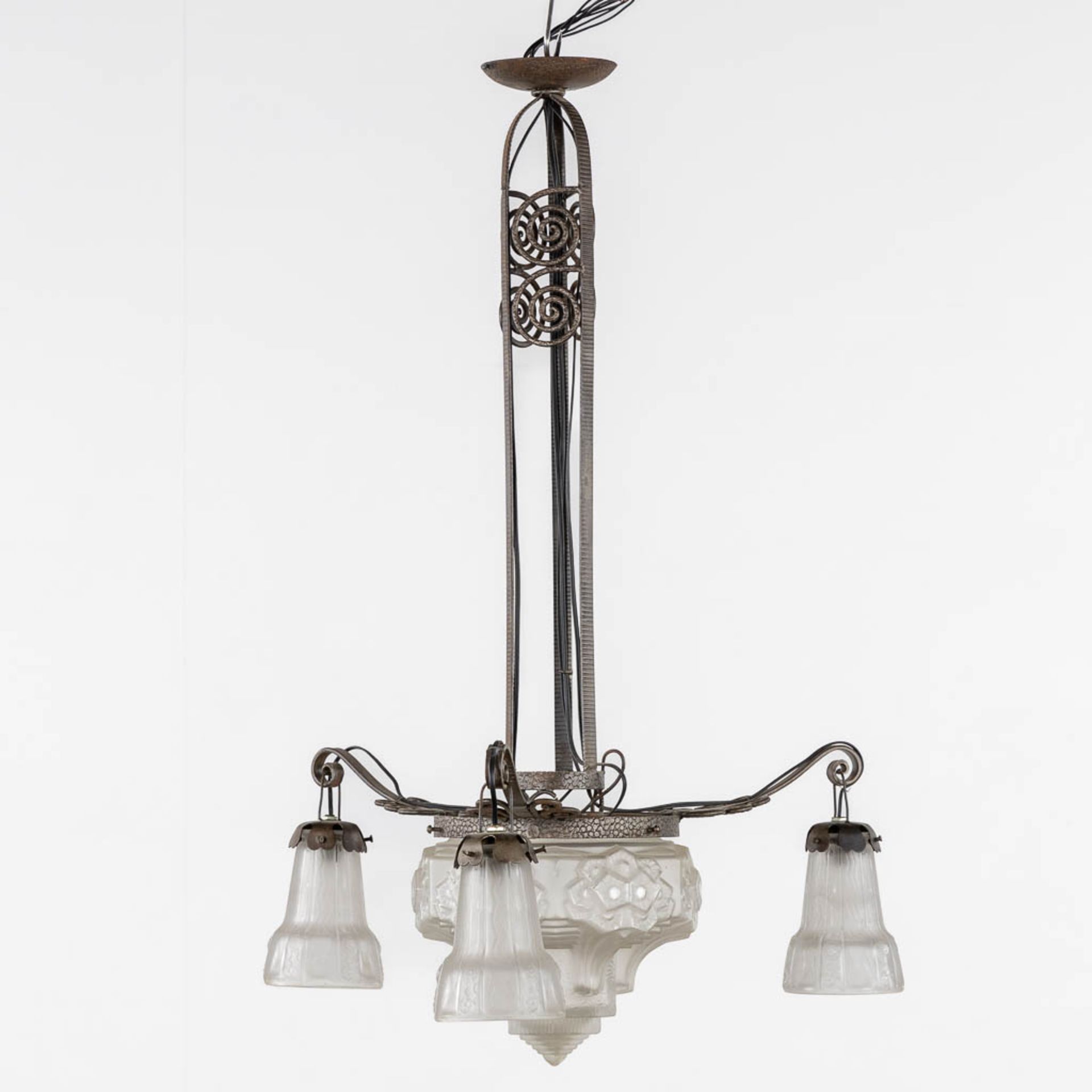 Muller Frères, Luneville, A wrought-iron and glass chandelier, Art Deco. (H:88 x D:50 cm) - Bild 3 aus 9