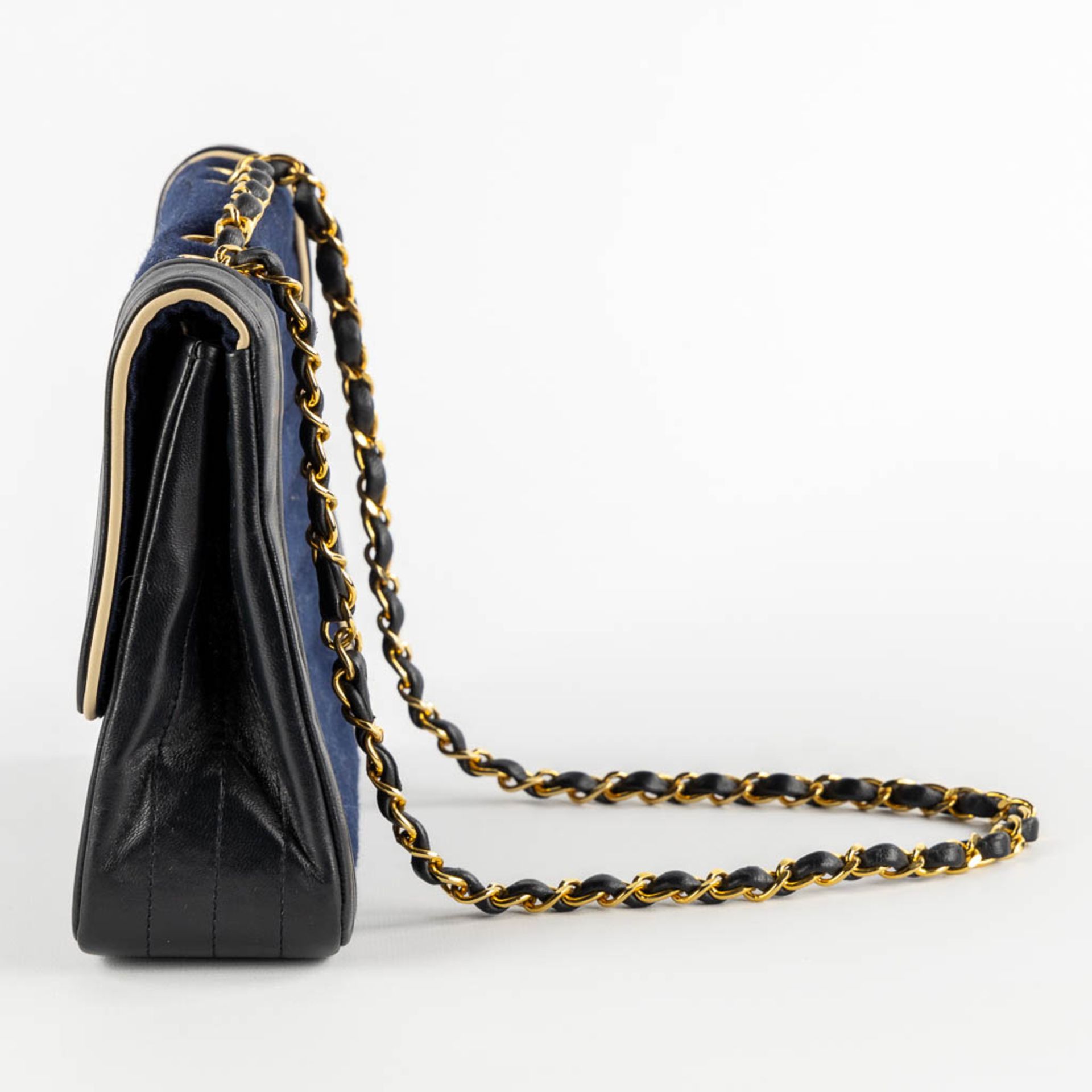 Chanel Classique, a woman's handbag, leather and fabrc. (W:24,5 x H:19 cm) - Image 5 of 17