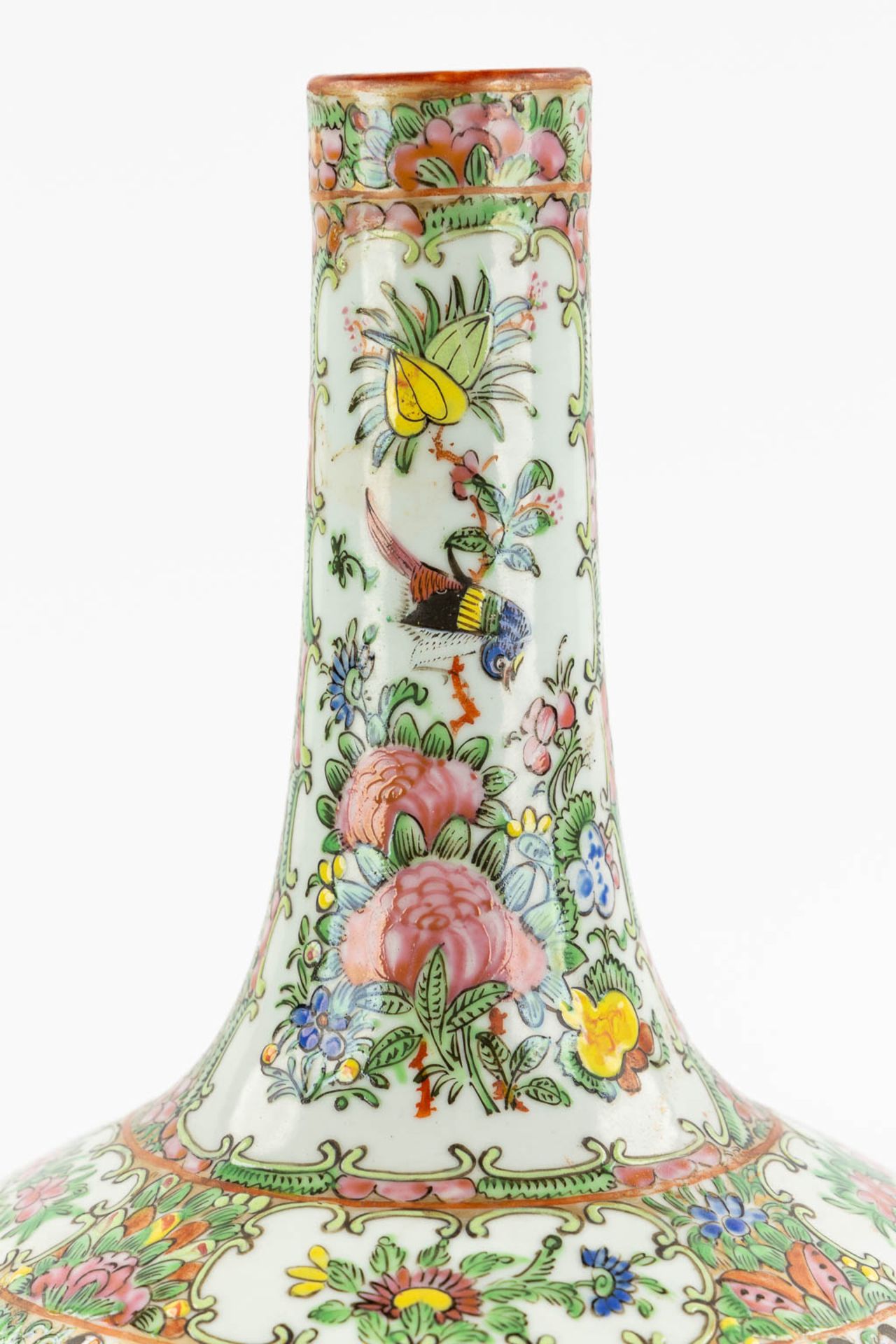 A Chinese Canton vase with a long neck, 19th/20th C. (H:33 x D:22 cm) - Bild 9 aus 10