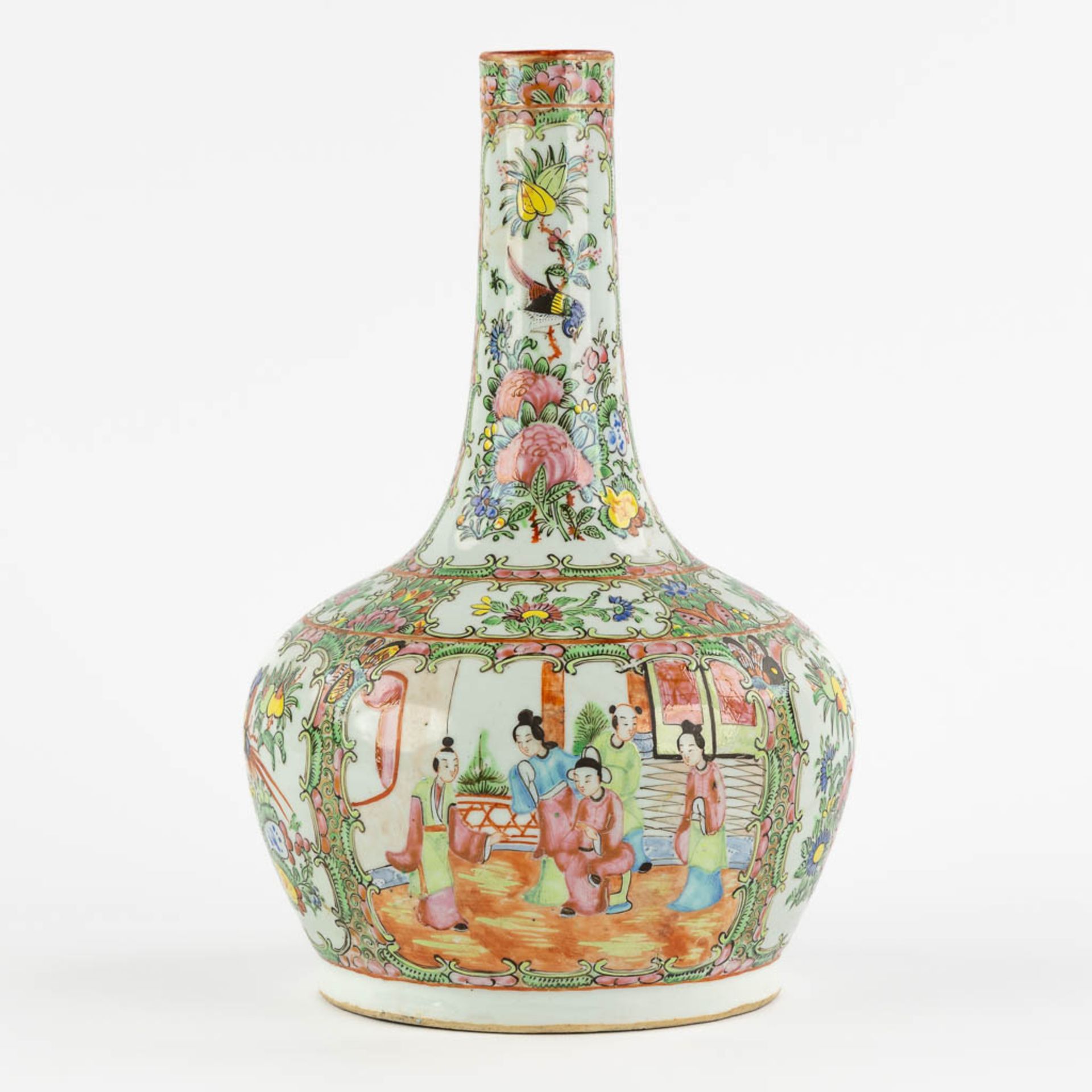 A Chinese Canton vase with a long neck, 19th/20th C. (H:33 x D:22 cm)