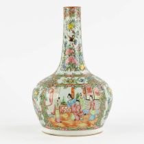A Chinese Canton vase with a long neck, 19th/20th C. (H:33 x D:22 cm)
