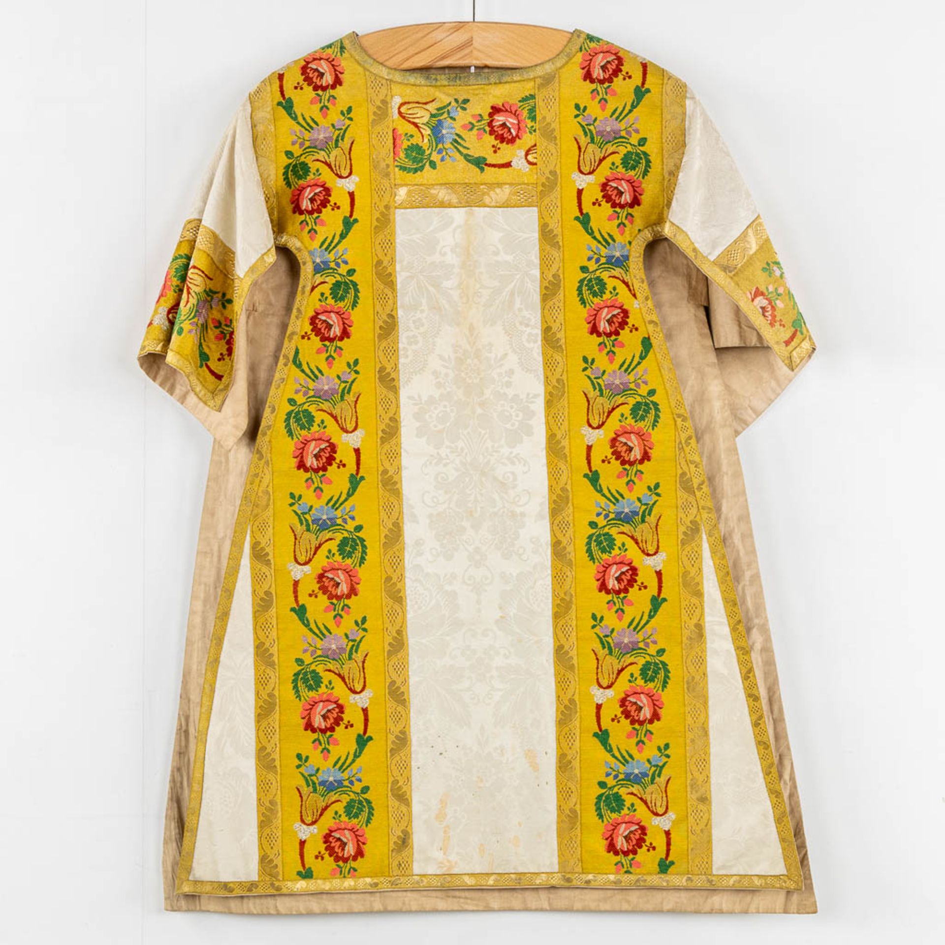 Four Dalmatics and two Roman Chasubles, Embroideries with floral decors. - Bild 23 aus 39