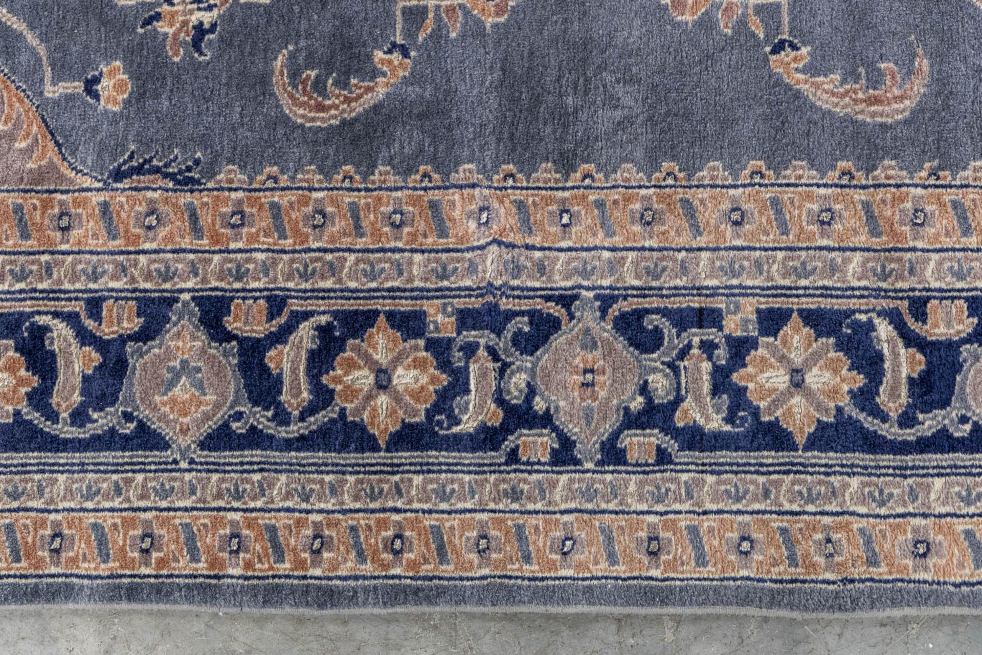 An Oriental hand-made carpet. Serapi. (L:282 x W:194 cm) - Image 6 of 7