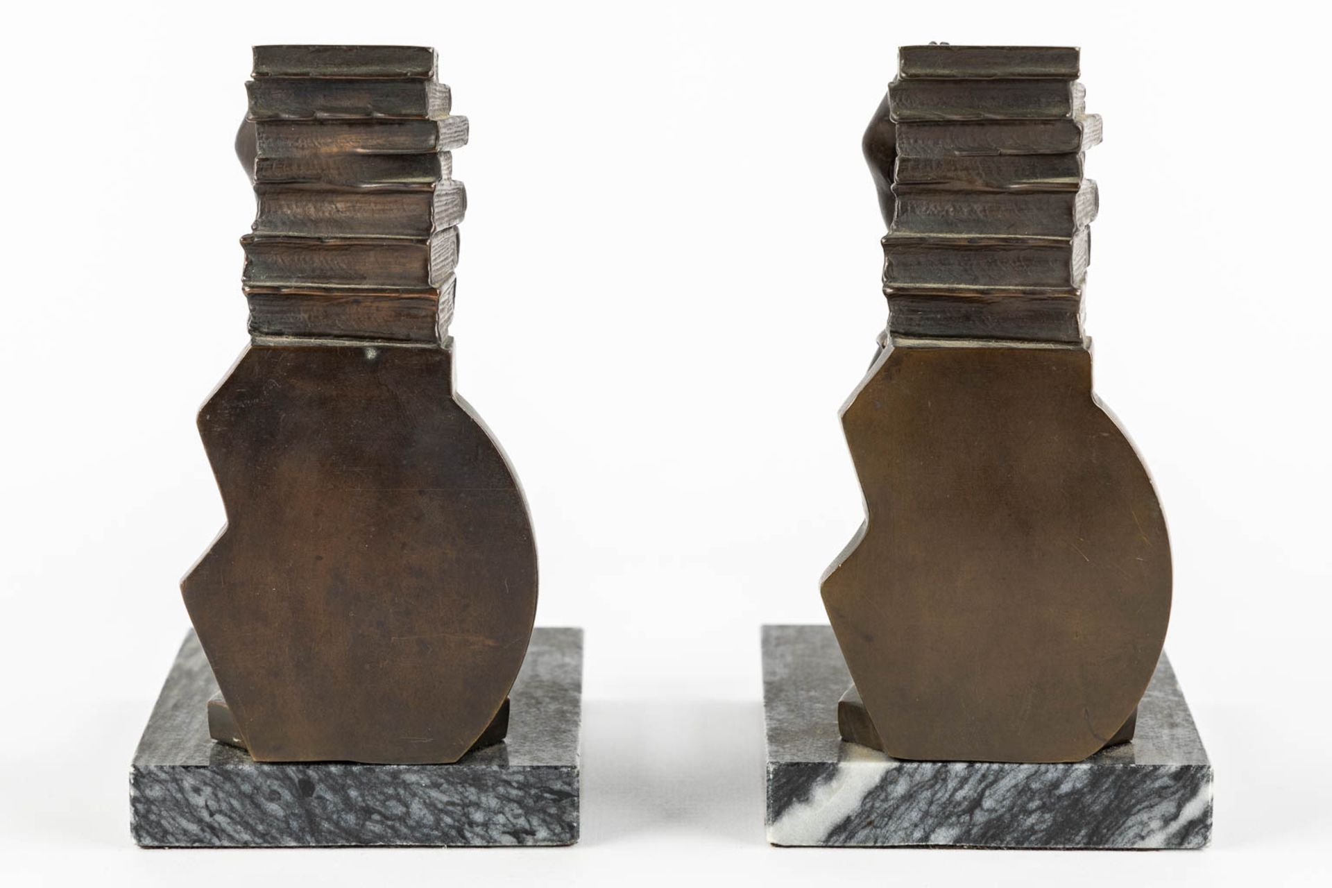 A pair of bronze 'book ends', patinated bronze mounted on marble. Circa 1920. (L:10 x W:12 x H:17 cm - Image 4 of 10