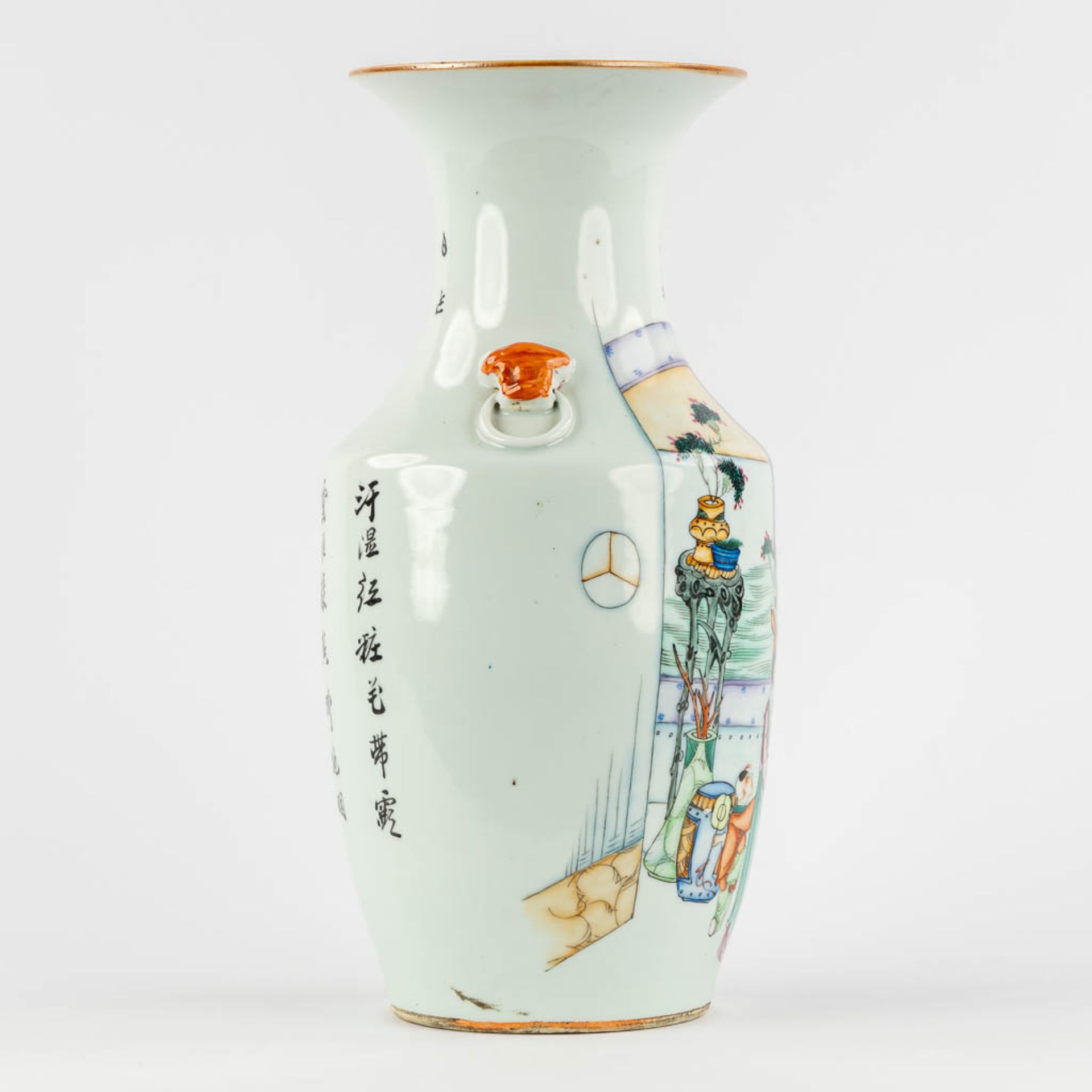 A Chinese vase decorated with ladies, 20th C. (H:43 x D:22 cm) - Image 6 of 11