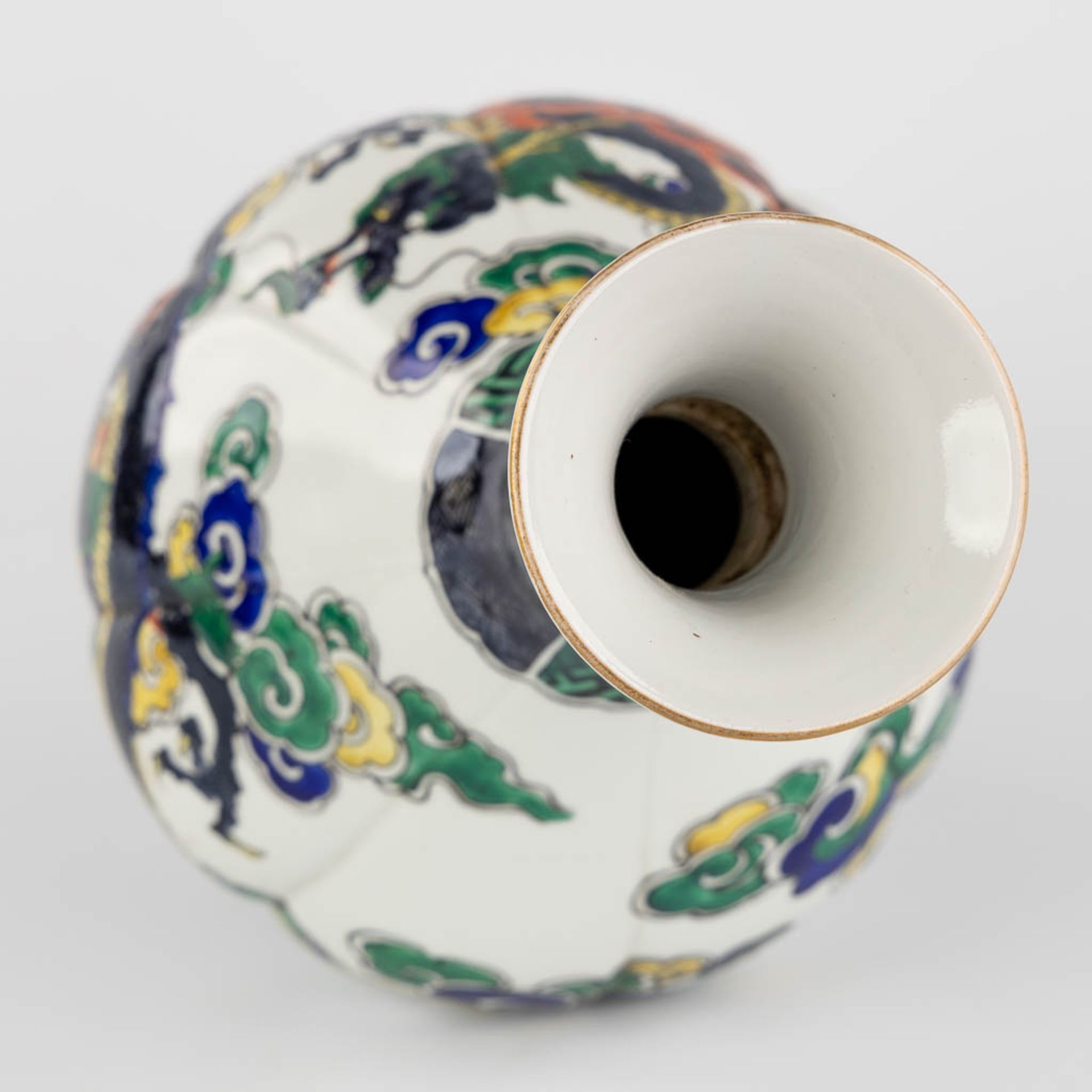 An antique Japanese vase with a three clawed dragon decor, 19th C. (H:30 x D:18 cm) - Image 8 of 10