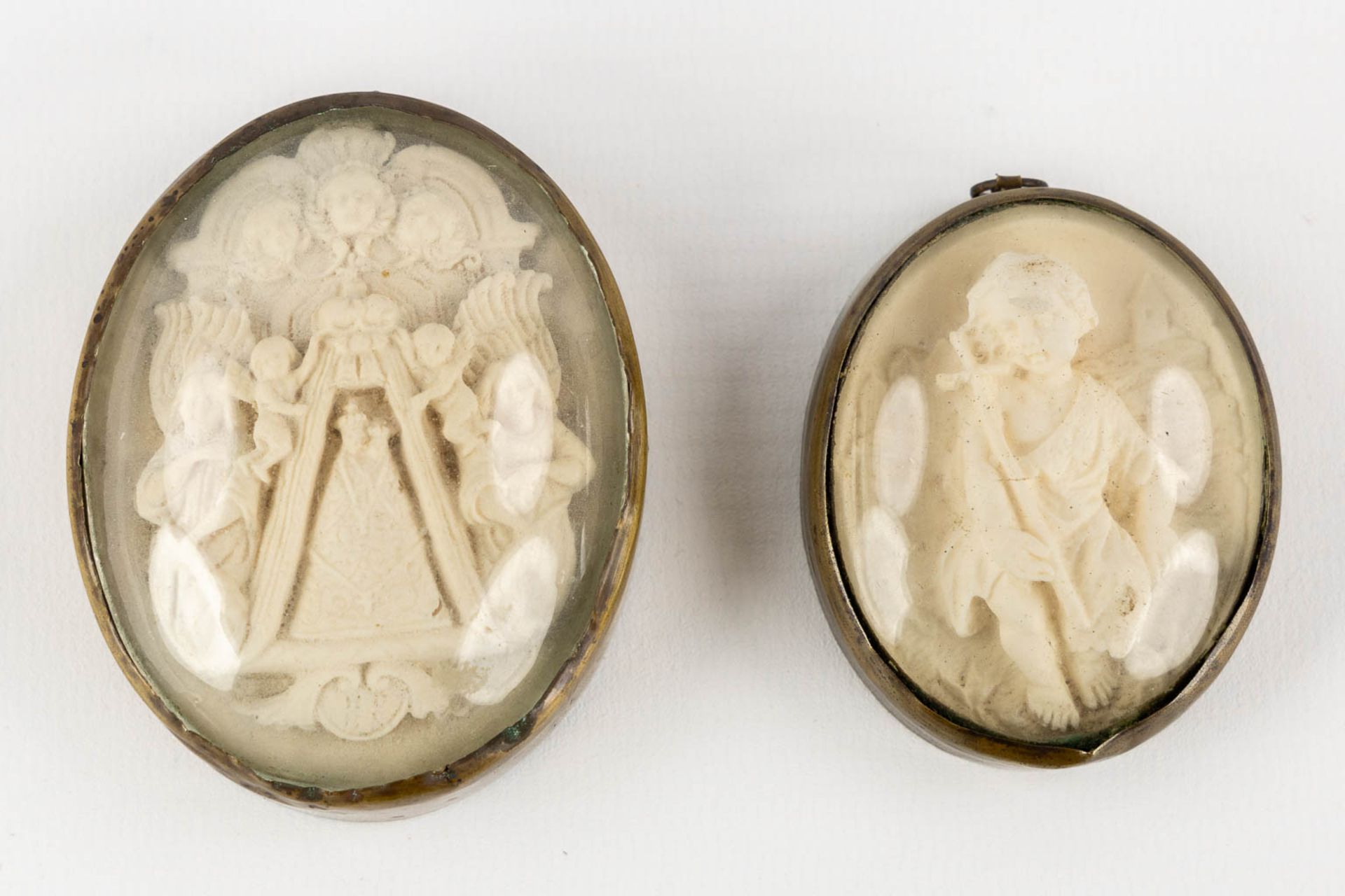 An assembled collection of reliquary items. 19th and 20th C. (W:8 x H:15,5 cm) - Image 11 of 12