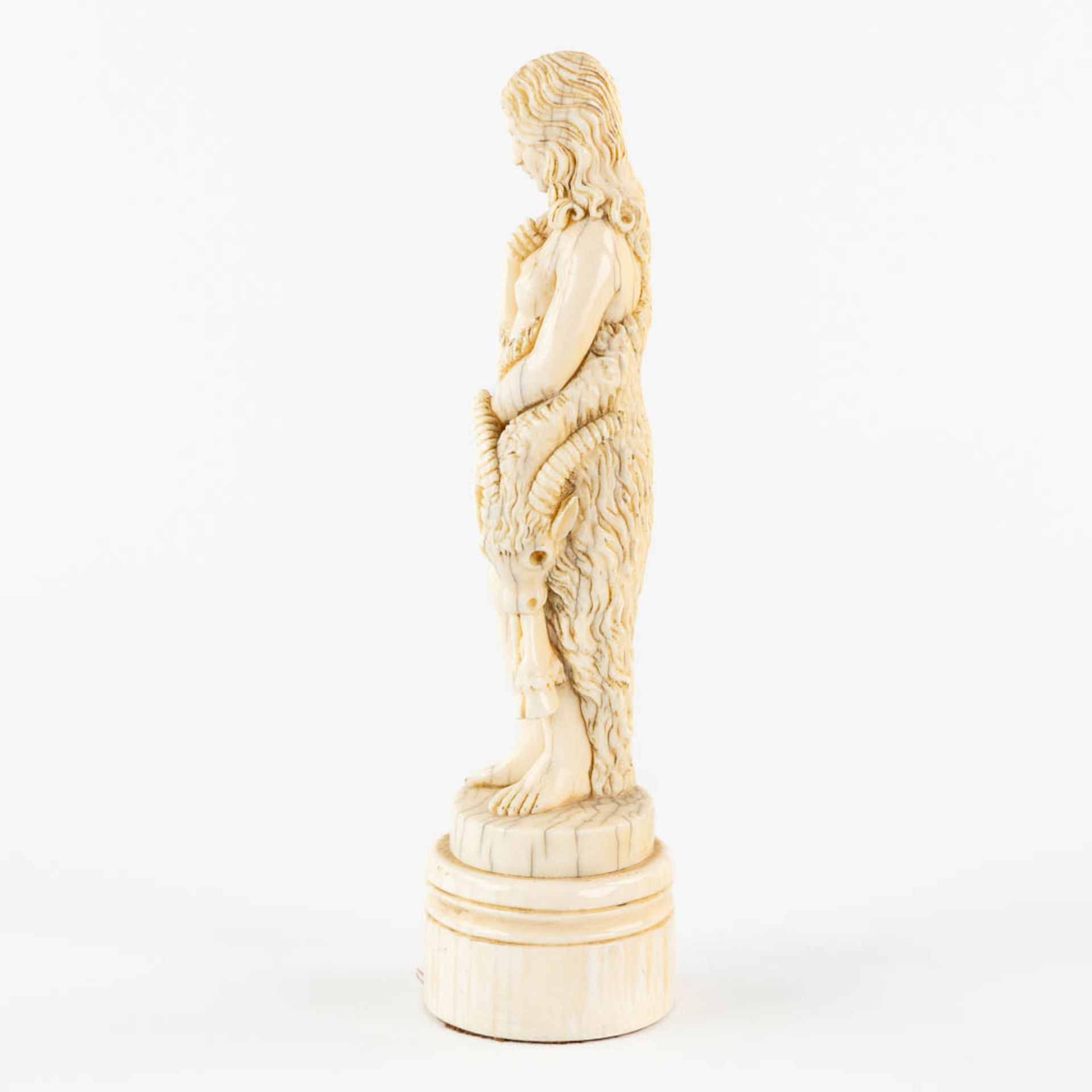 An antique figurine 'Eve in the garden of Eden', sculptured ivory. Dieppe, France, 19th C. (L:5 x W: - Image 6 of 9