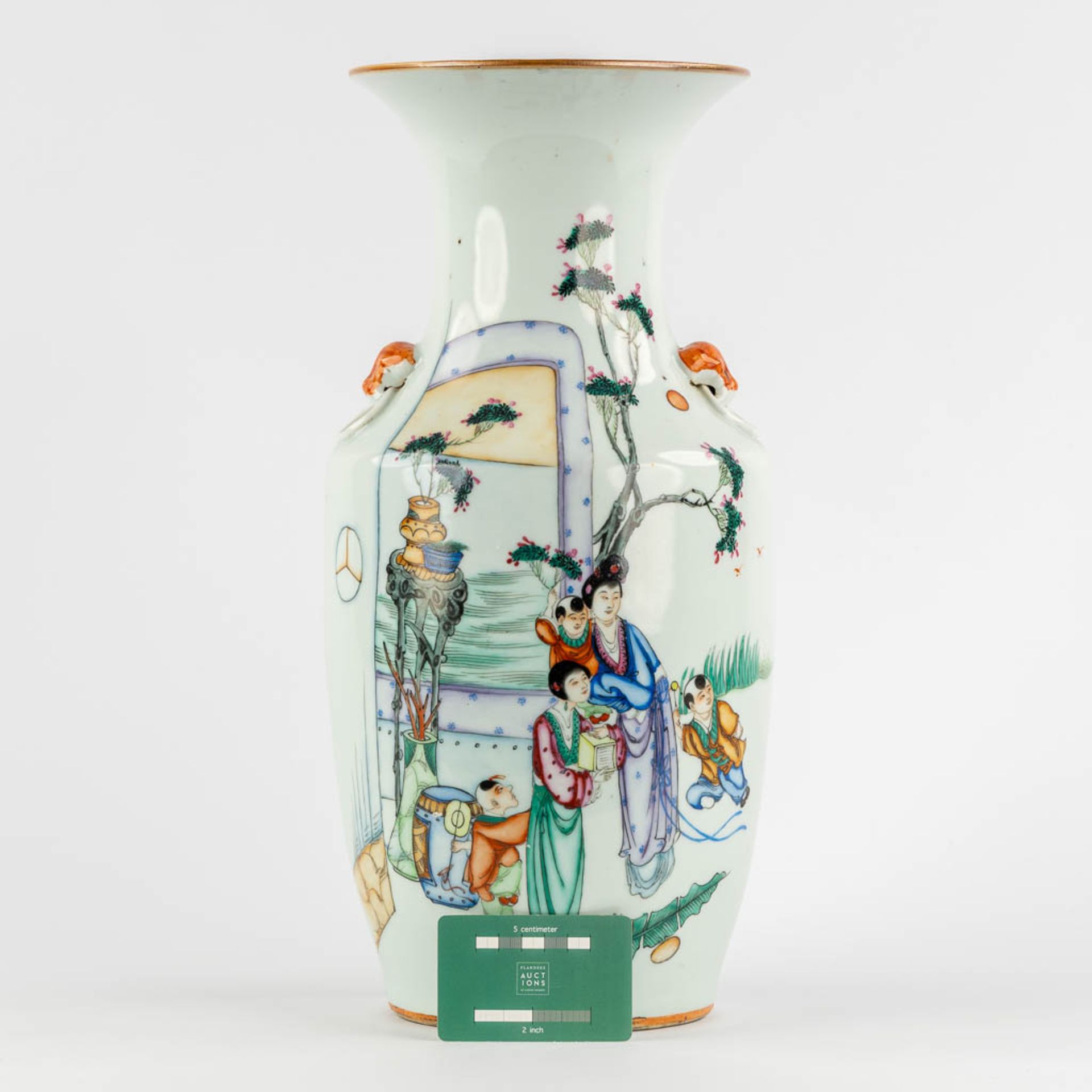 A Chinese vase decorated with ladies, 20th C. (H:43 x D:22 cm) - Image 2 of 11
