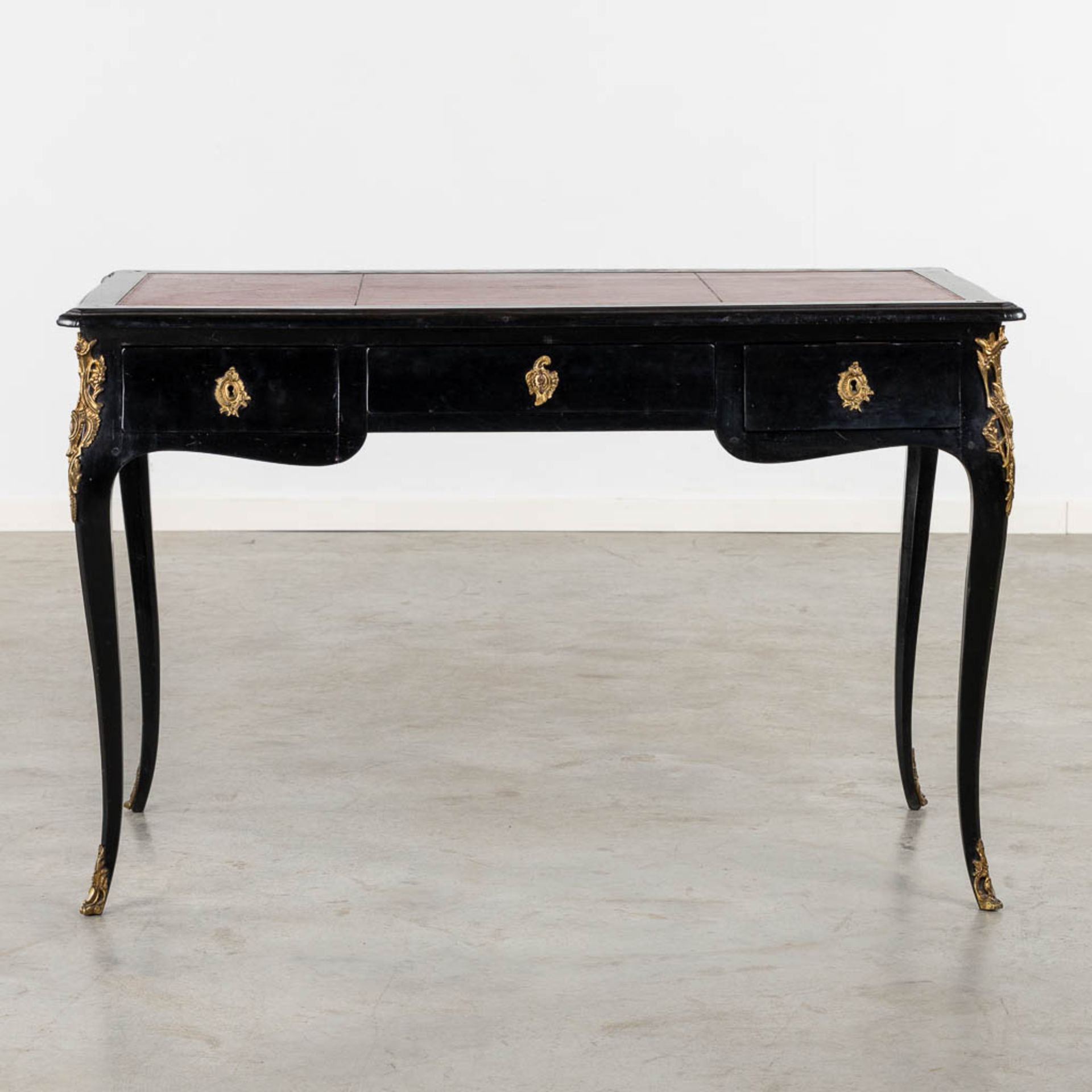 A fine ebonised wood Ladies desk, mounted with gilt bronze in Louis XV style. (L:64 x W:116 x H:76 c - Image 5 of 14