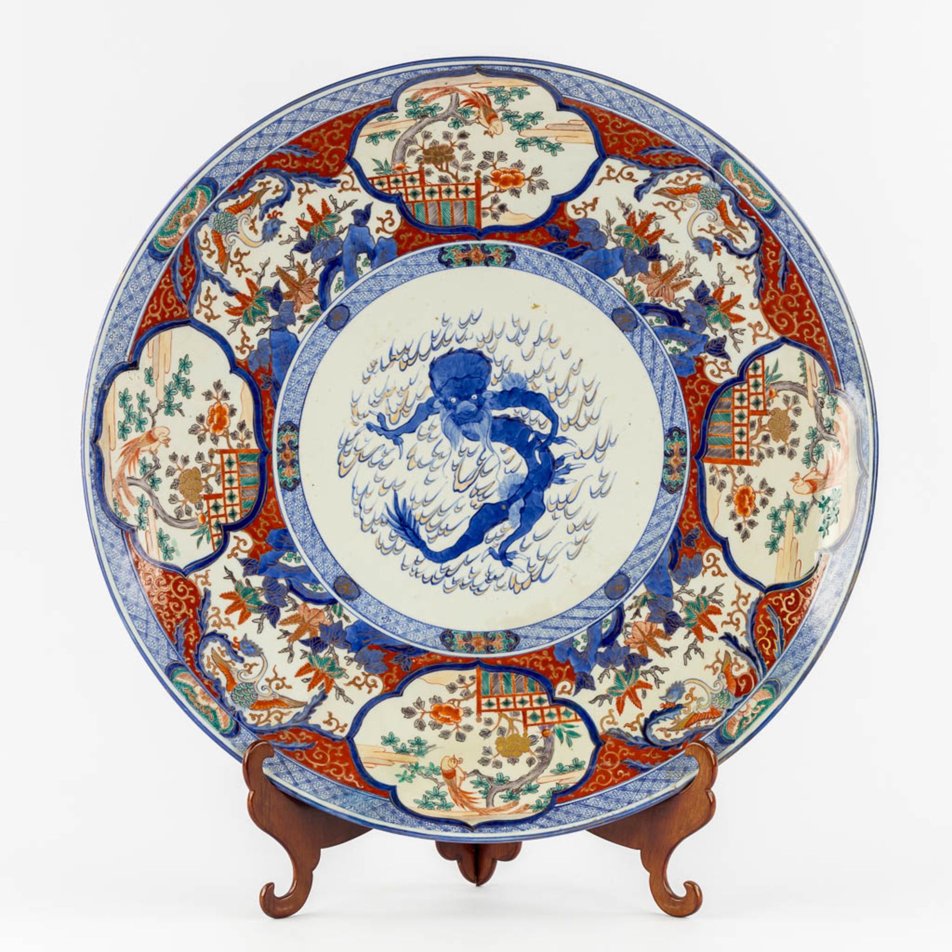 An exceptionally large Japanese Imari plate, 19th C. (D:62 cm)