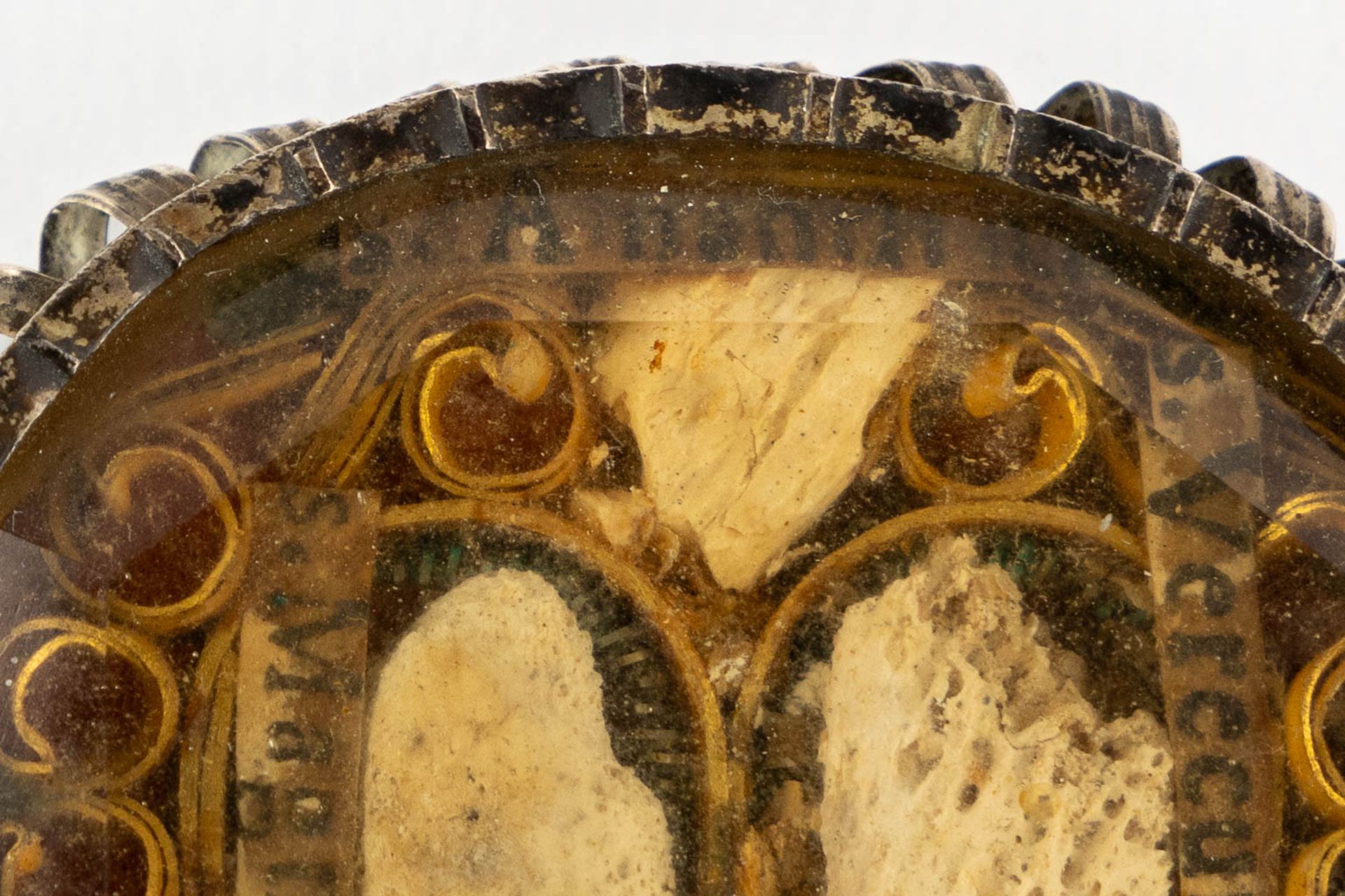 An antique sealed pendant reliquary, Ex Ossibus Verecundi, Magni, Amandi Martyr, Crecenti. Silver an - Image 4 of 6