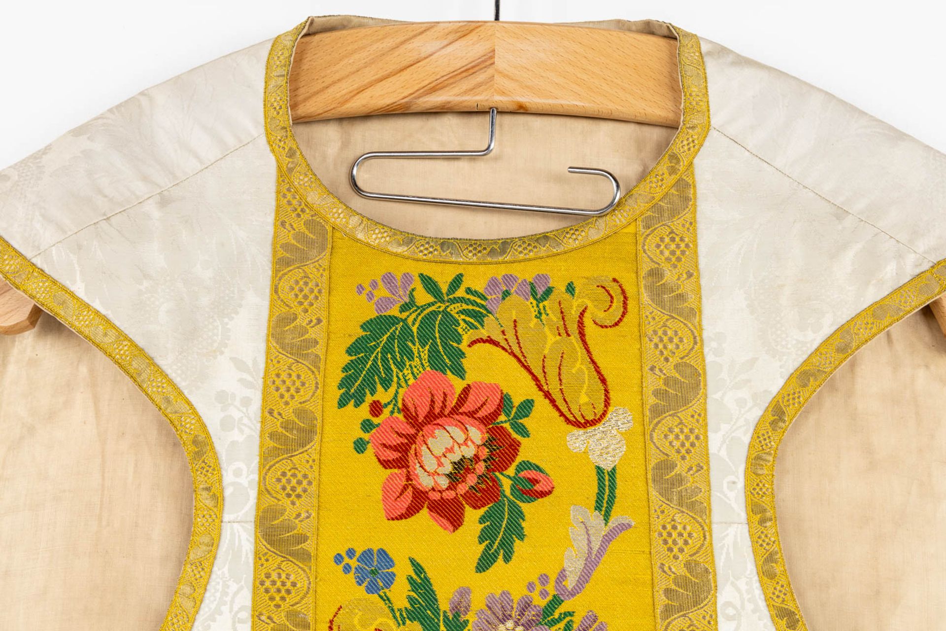 Four Dalmatics and two Roman Chasubles, Embroideries with floral decors. - Bild 35 aus 39