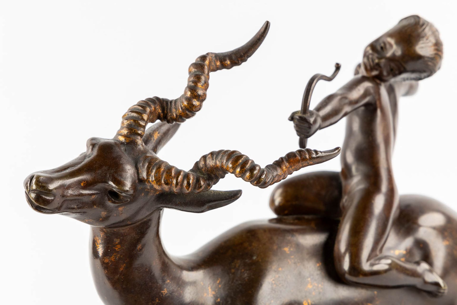 Cupid riding an Antelope, patinated bronze on a black marble base. (L:16 x W:40 x H:40 cm) - Bild 8 aus 11