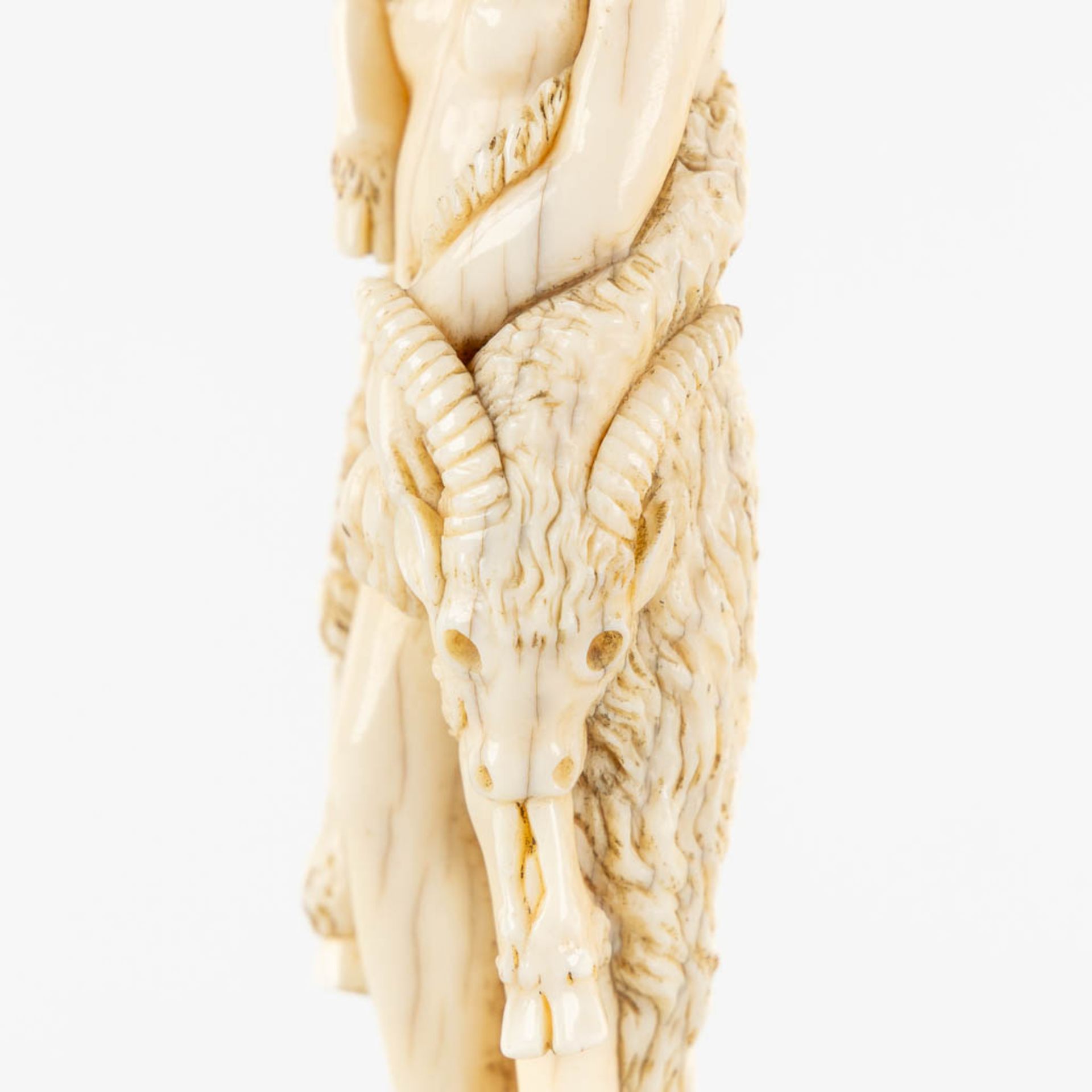 An antique figurine 'Eve in the garden of Eden', sculptured ivory. Dieppe, France, 19th C. (L:5 x W: - Image 9 of 9