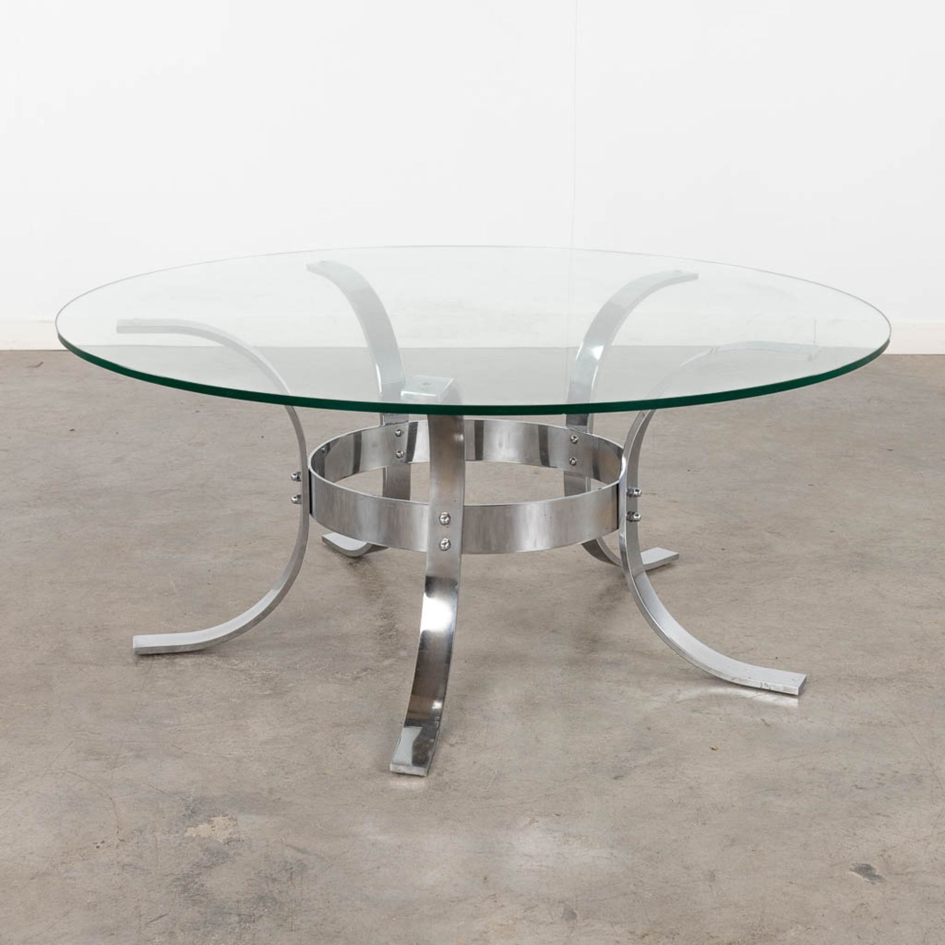 A round coffee table, chrome and glass. Circa 1970-1980. (H:42 x D:100 cm)
